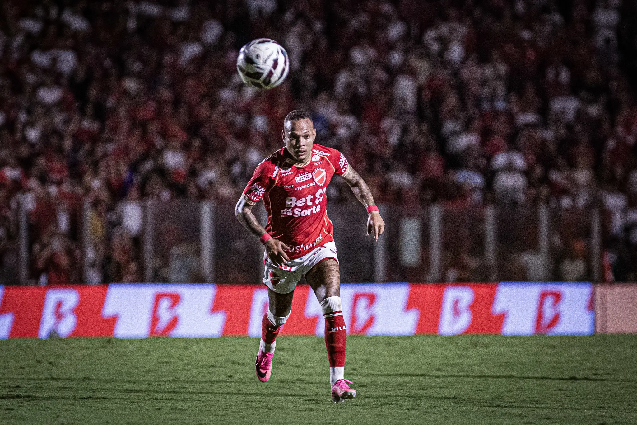 Ex-Corinthians decide, Vila Nova vence o Botafogo-SP e reassume a liderança da Série B