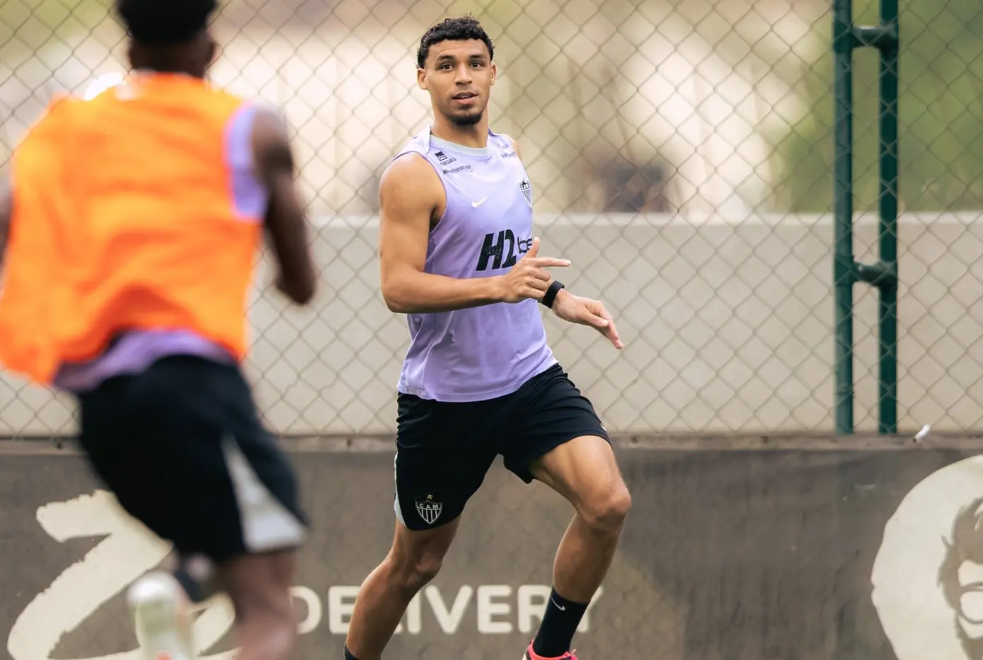 Victor Hugo volta a treinar com o elenco e pode reforçar o Atlético-MG contra o Bragantino