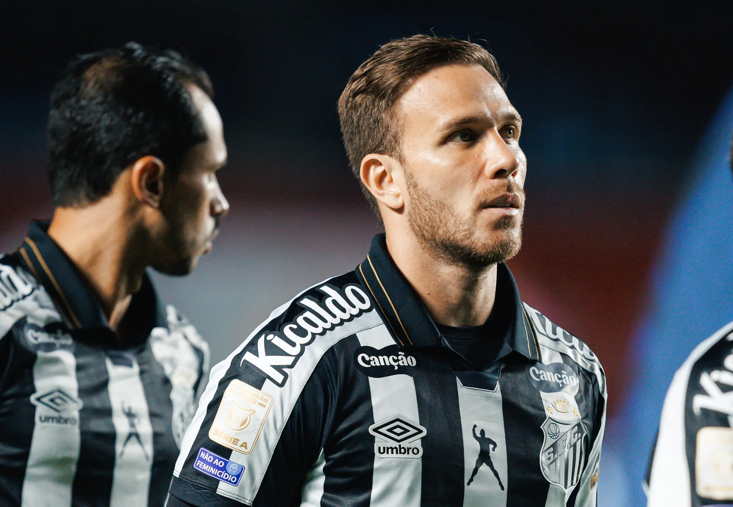 Arthur fala em “susto” após deixar Santos no clássico com dores na coxa