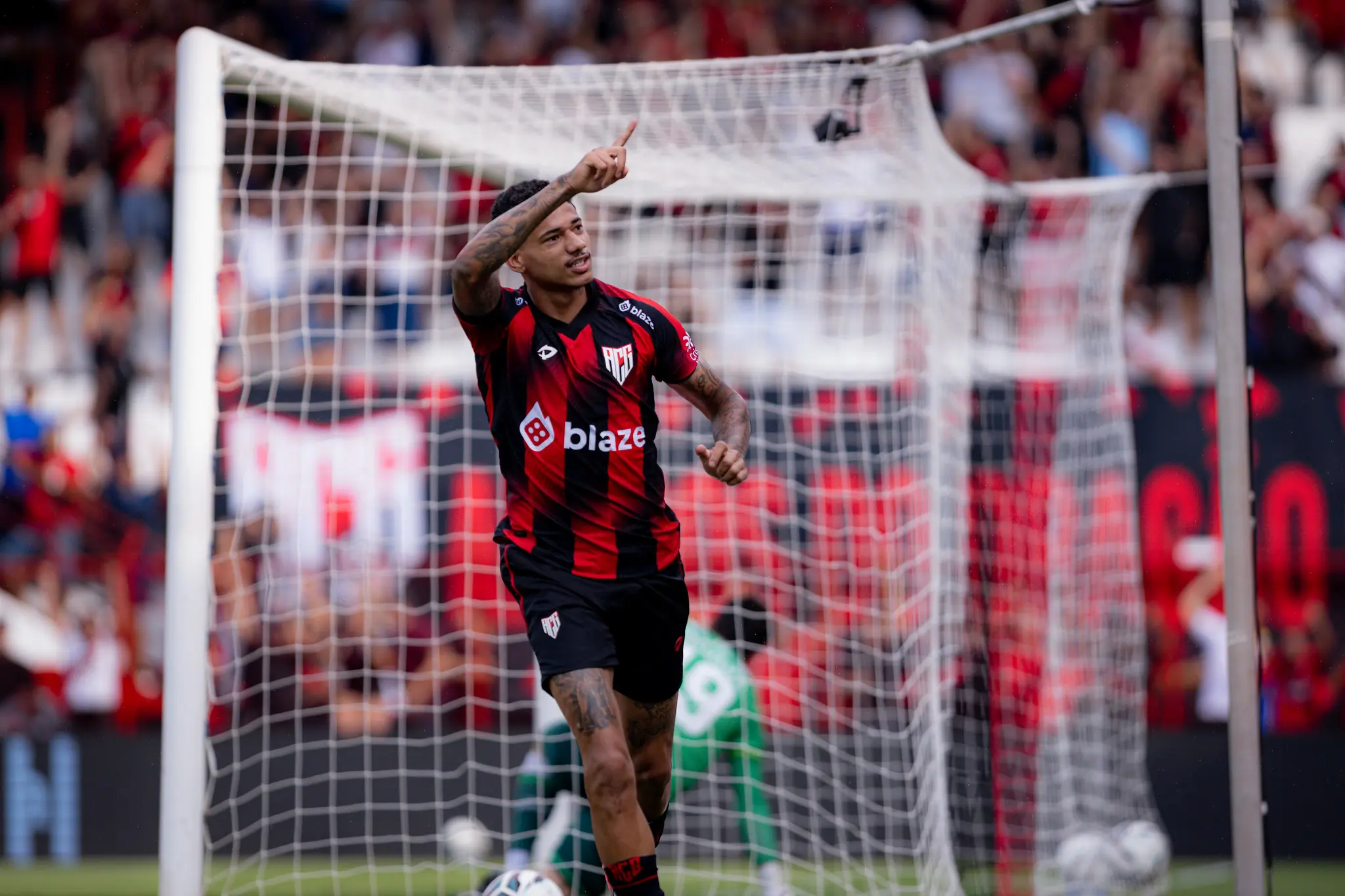 Atlético-GO bate o América-MG e segue forte na luta pelo acesso