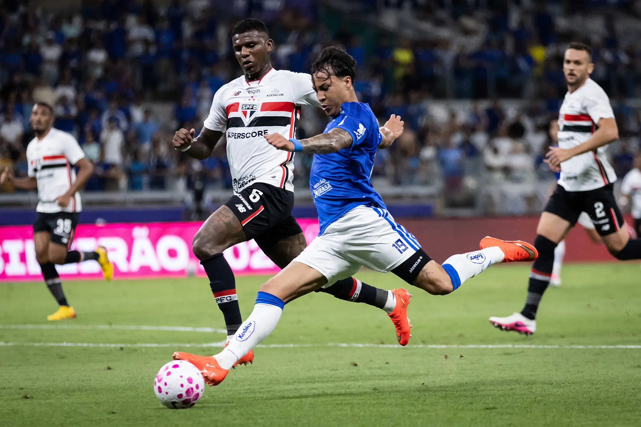 São Paulo perde do Cruzeiro e vê distância para o Z4 do Brasileiro diminuir