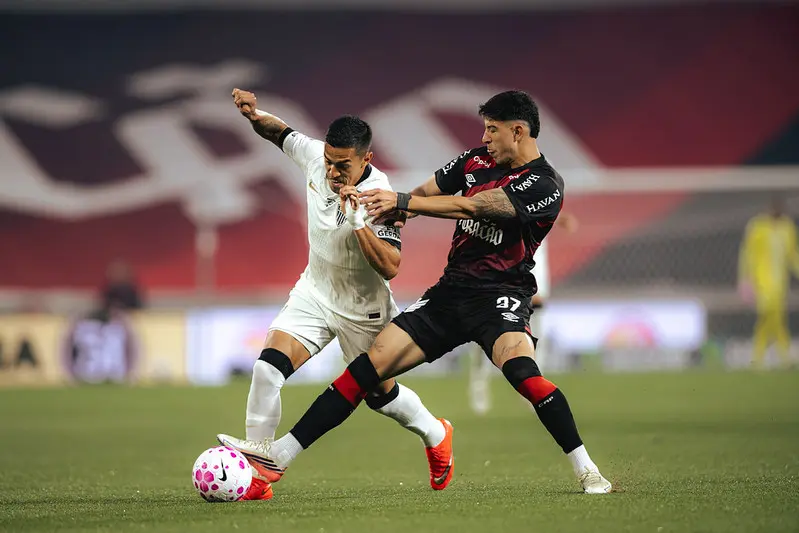 Athletico-PR leva empate do Atlético-MG no fim e vê 3º lugar ameaçado no Brasileirão