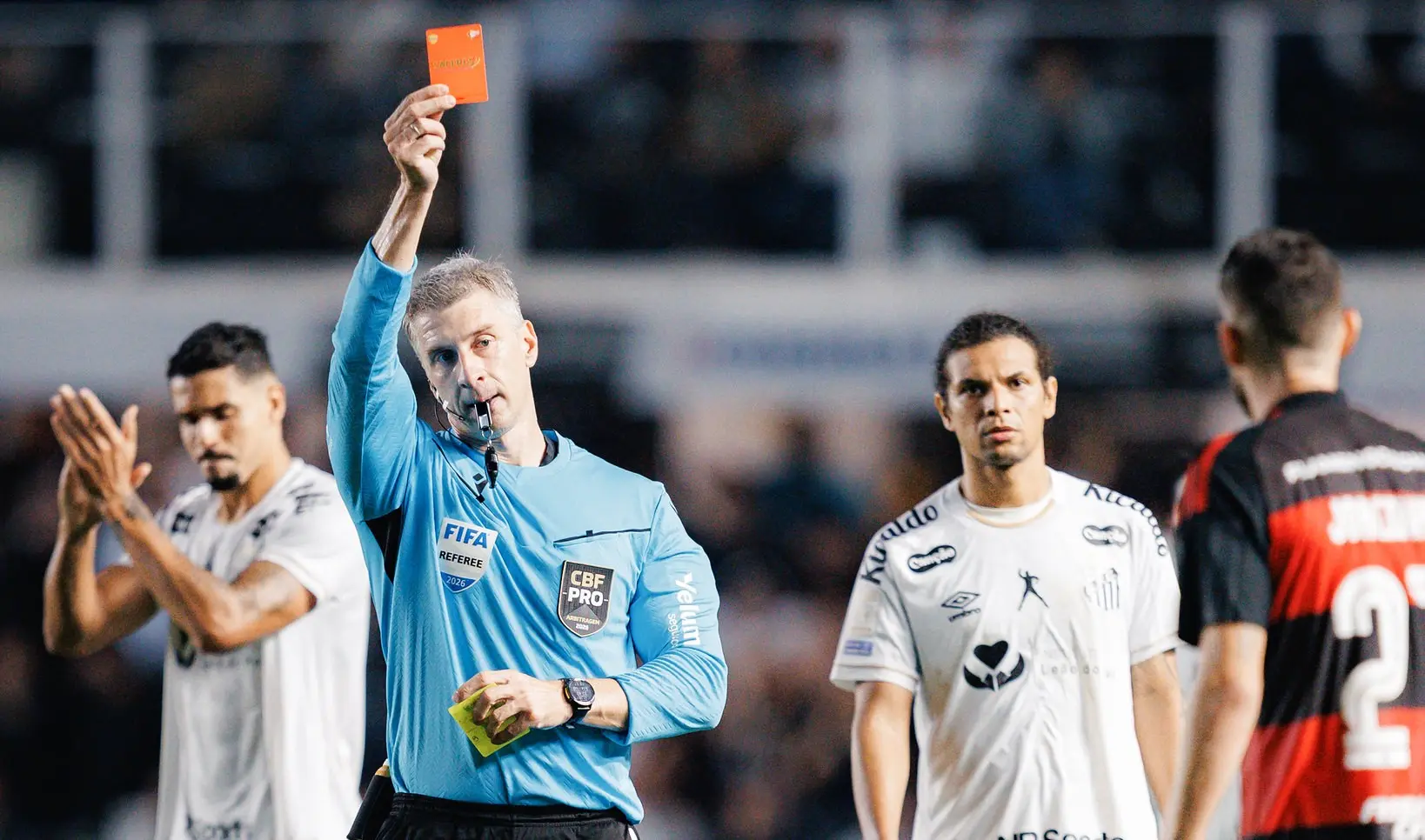 Flamengo critica arbitragem e cita “erros graves” em empate contra o Santos