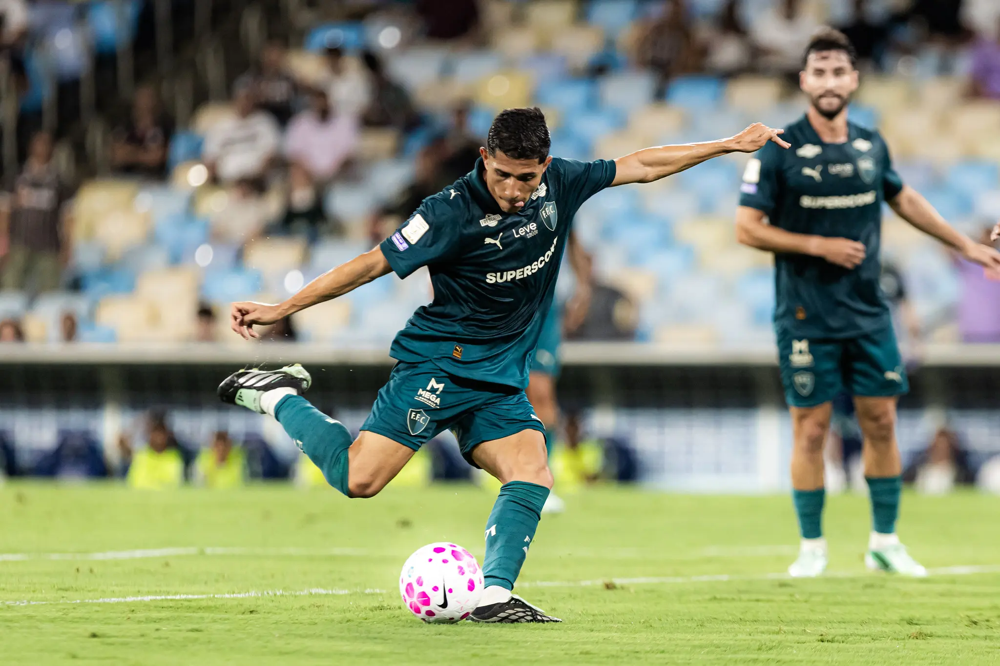 Fluminense goleia Coritiba com três de Savarino e assume terceiro lugar