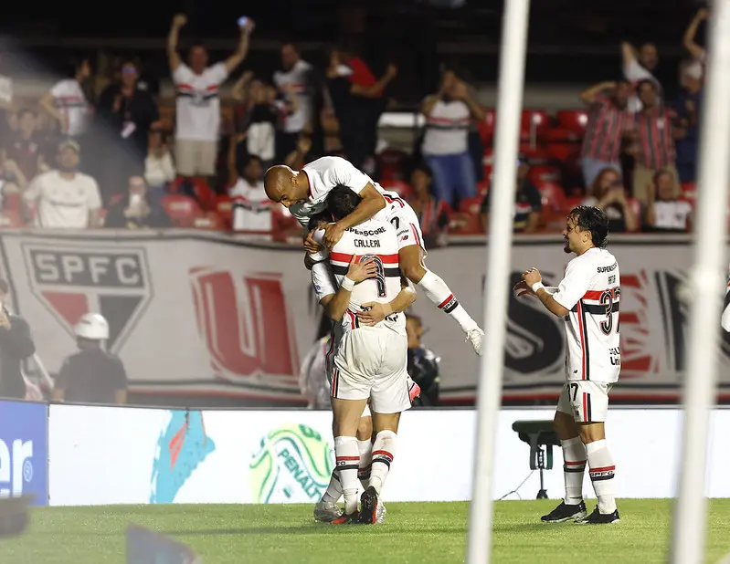 Lucas volta de lesão após cinco meses, celebra vitória do São Paulo e se declara: “Amo isso aqui”