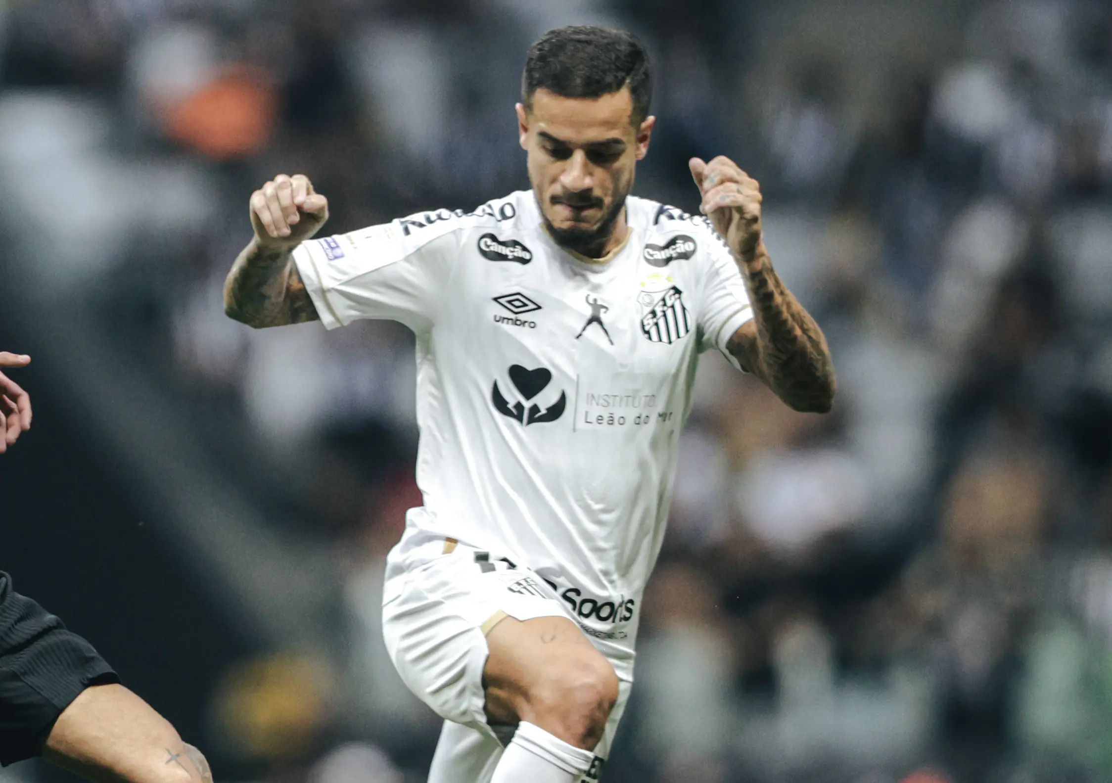 Coutinho dá primeira assistência pelo Santos e encerra jejum de oito meses