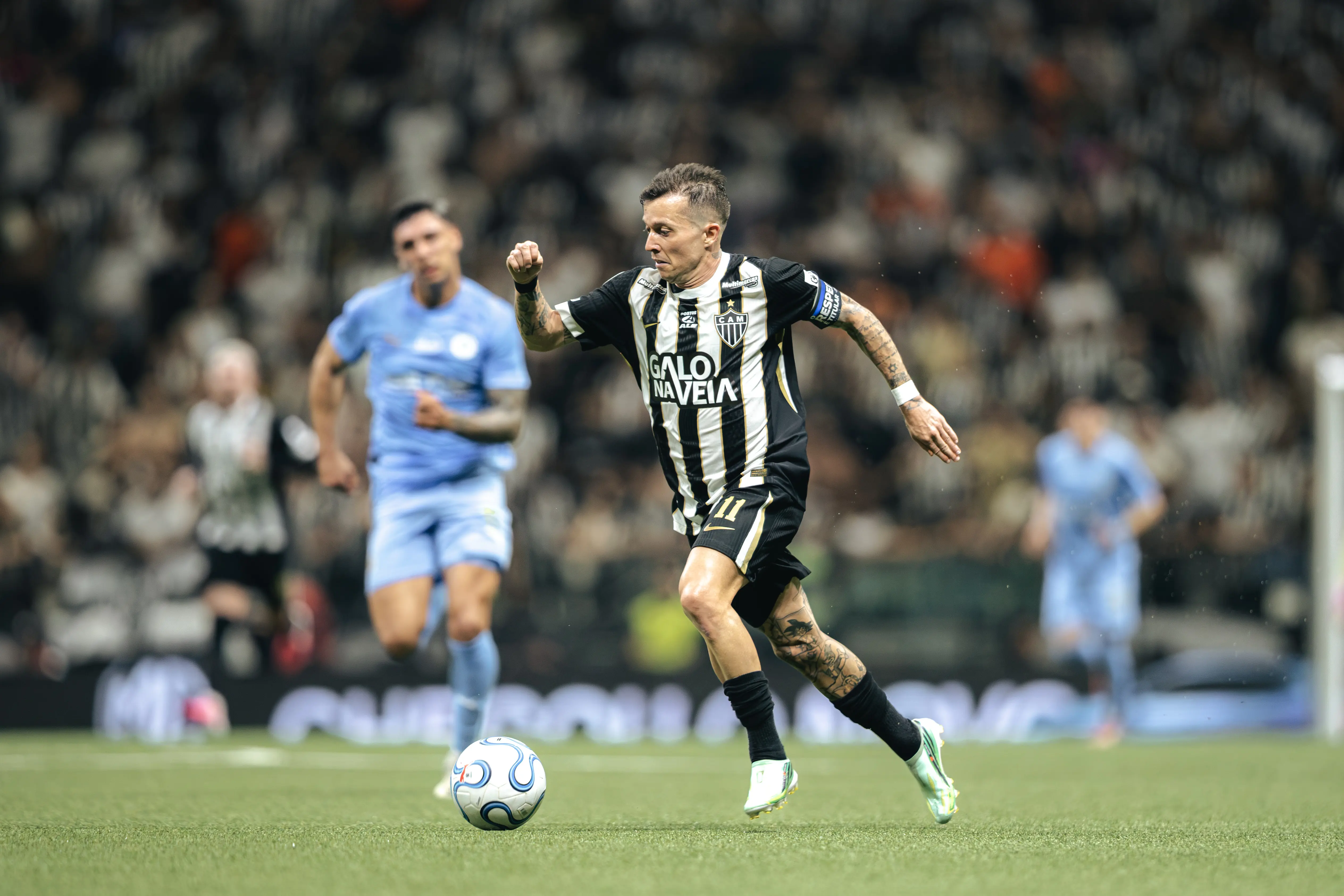 Bernard celebra vitória do Atlético-MG, mas pede “pé no chão” na semi da Sul-Americana