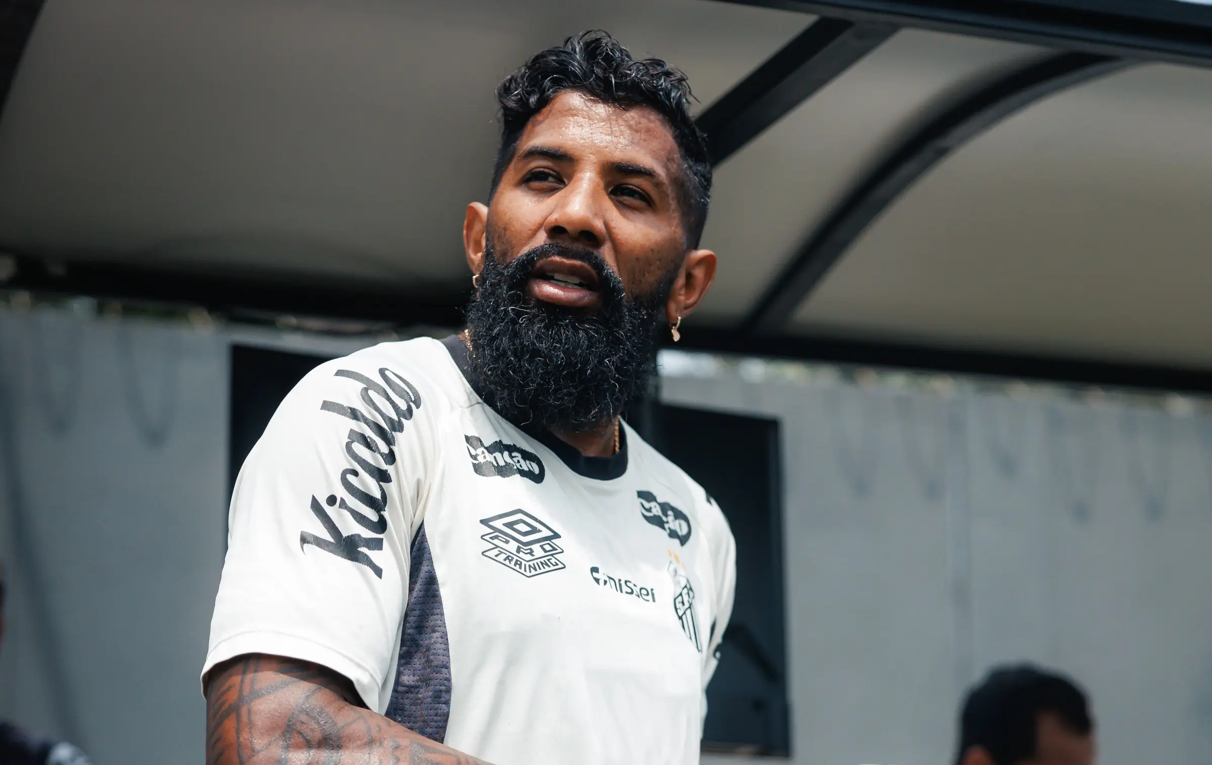 Rodinei ‘domina’ posição desde chegada ao Santos e busca primeira participação em gol