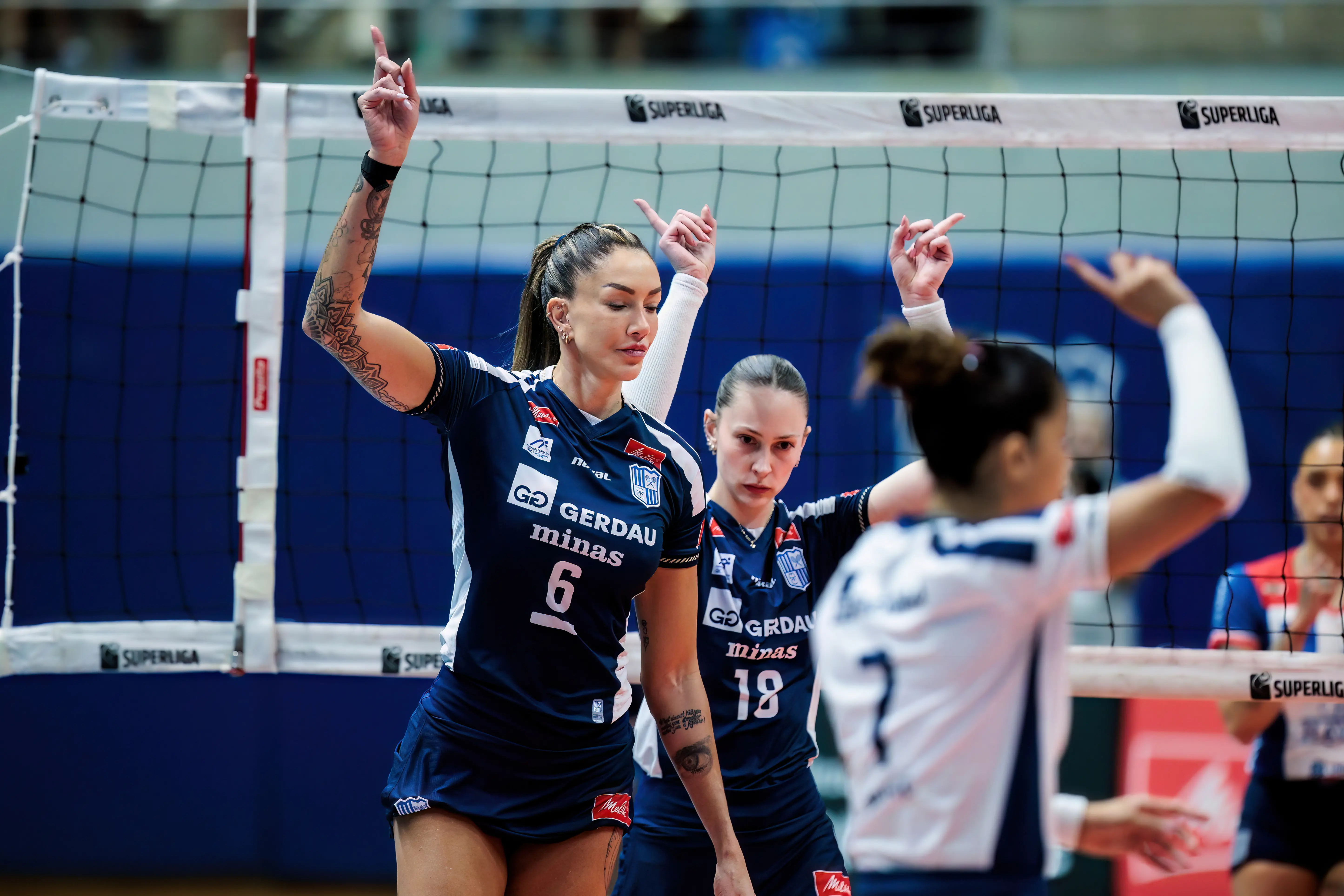 Minas leva susto, mas vence Brusque em estreia da Superliga feminina
