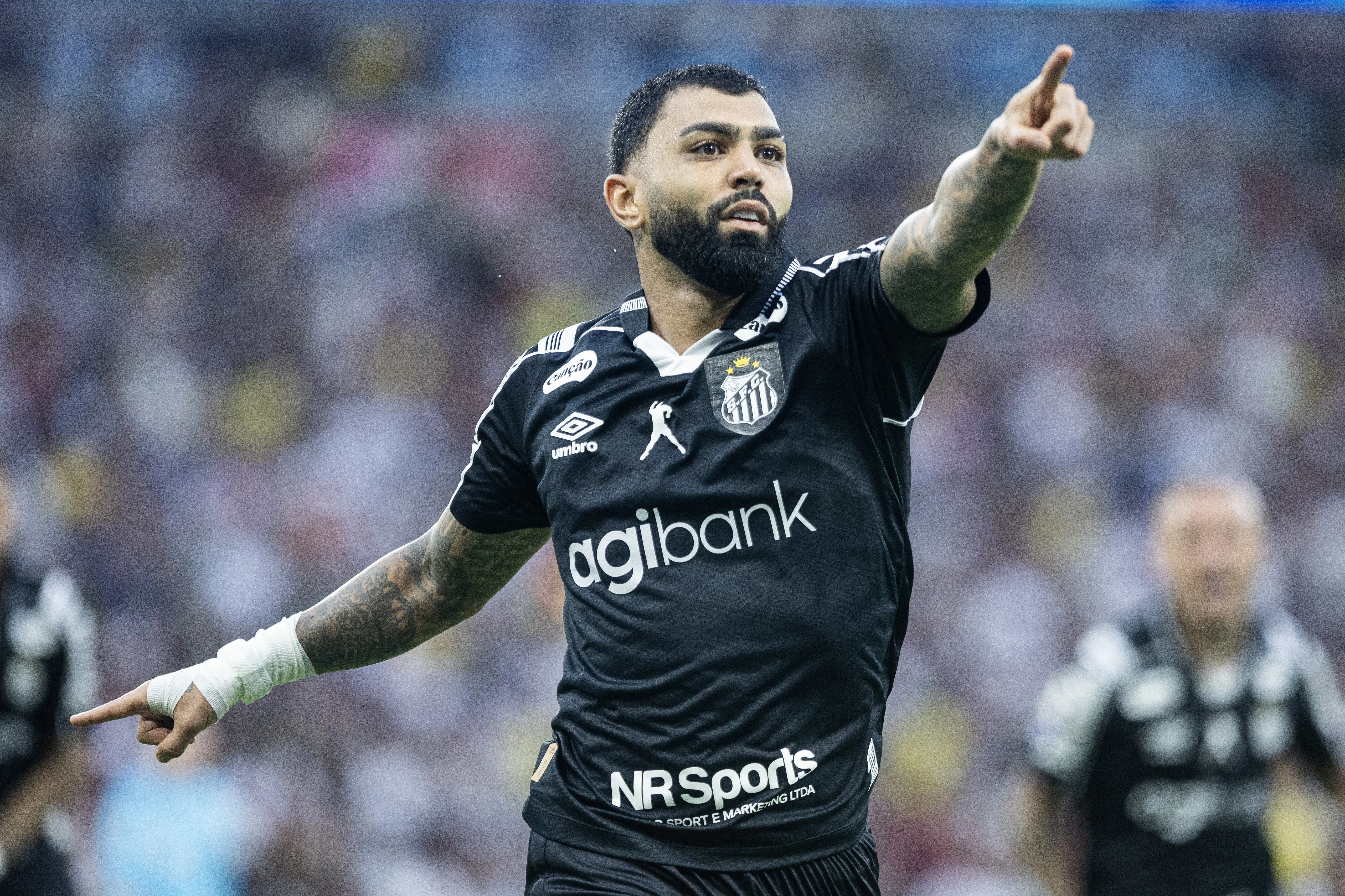Gabigol lidera ataque do Santos e se aproxima de marca de Zico no Brasileirão