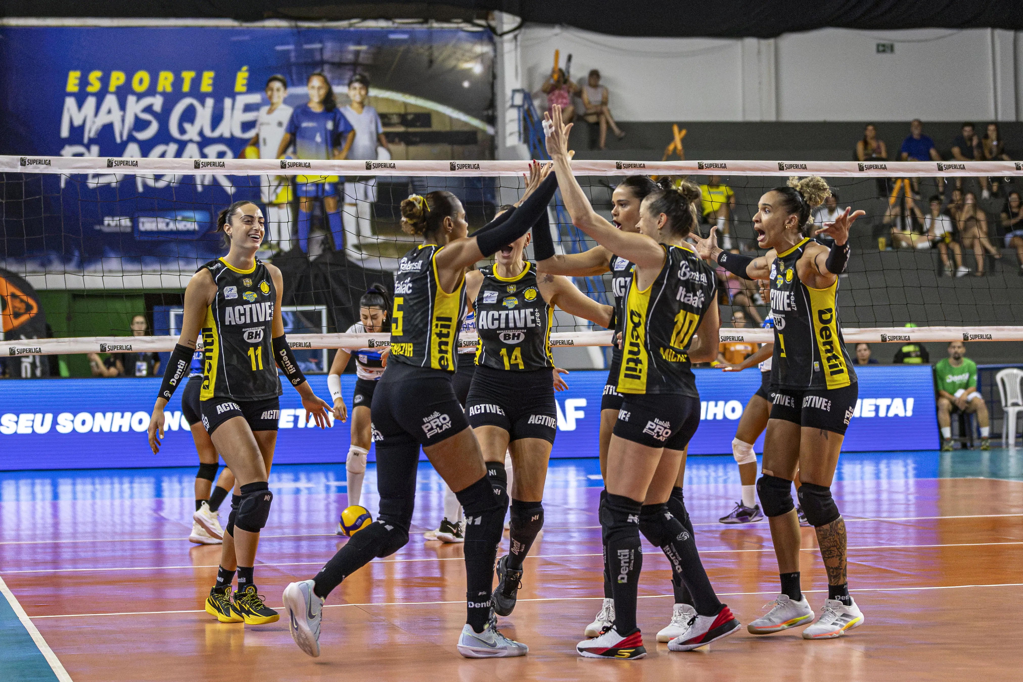 Atual campeão, Praia Clube vence o Pinheiros em estreia na Superliga Feminina
