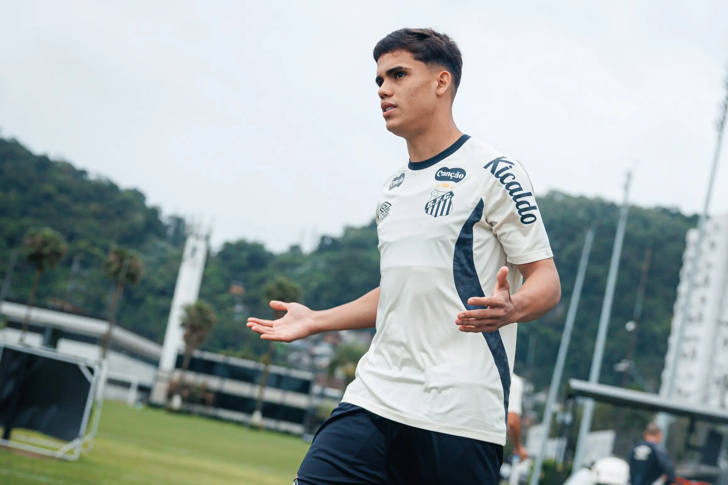 Gustavinho valoriza desempenho do Santos e comenta final de ano “tranquilo”