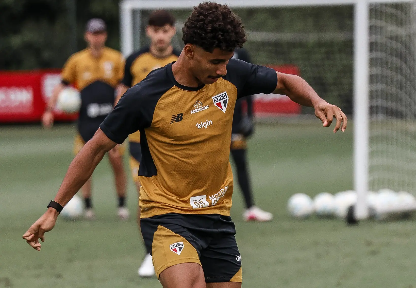 Pedro Lima valoriza boa fase no São Paulo e projeta duelo contra o Mirassol pelo Brasileirão