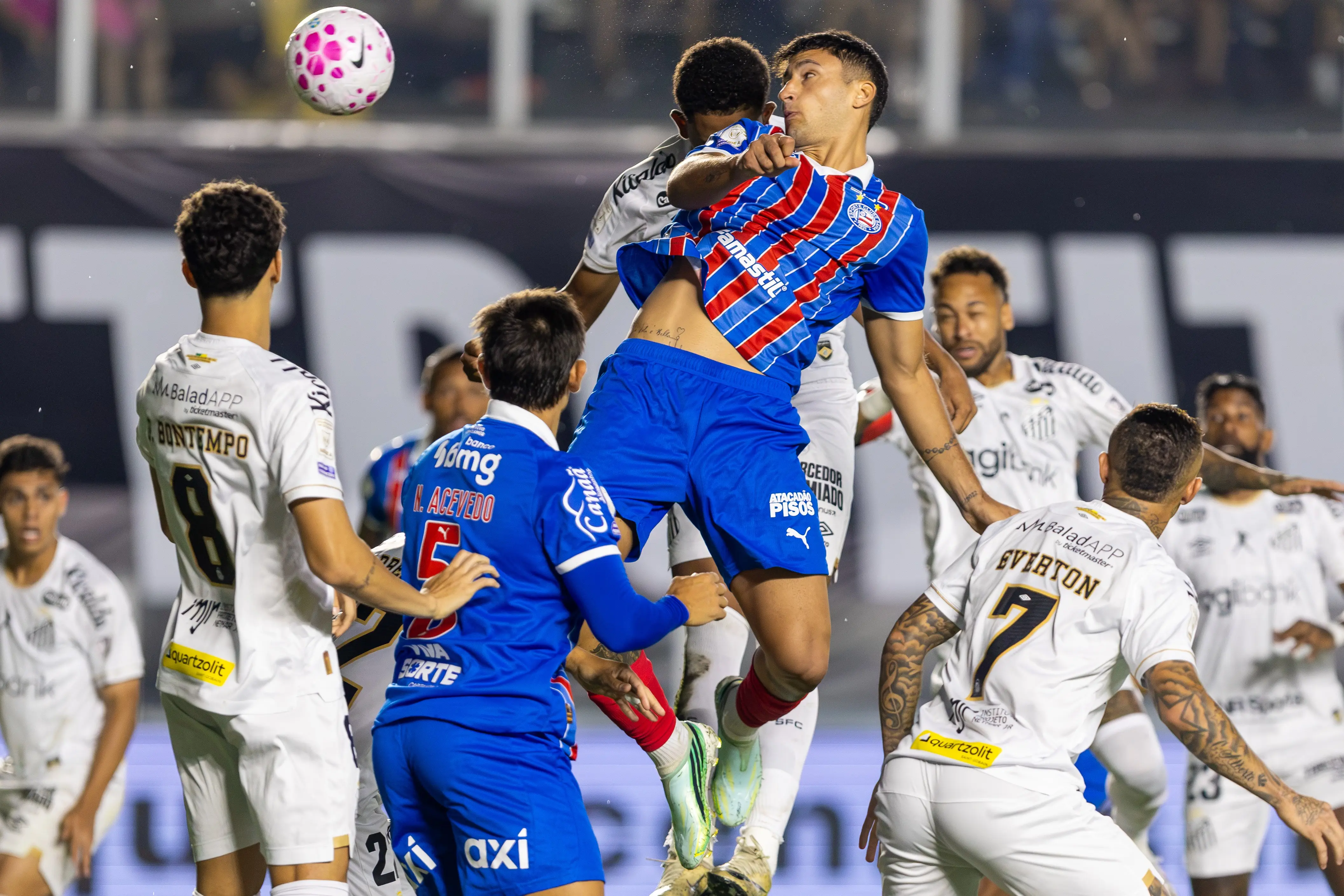 Com Neymar expulso, Santos marca no fim e busca empate com o Bahia no Brasileiro