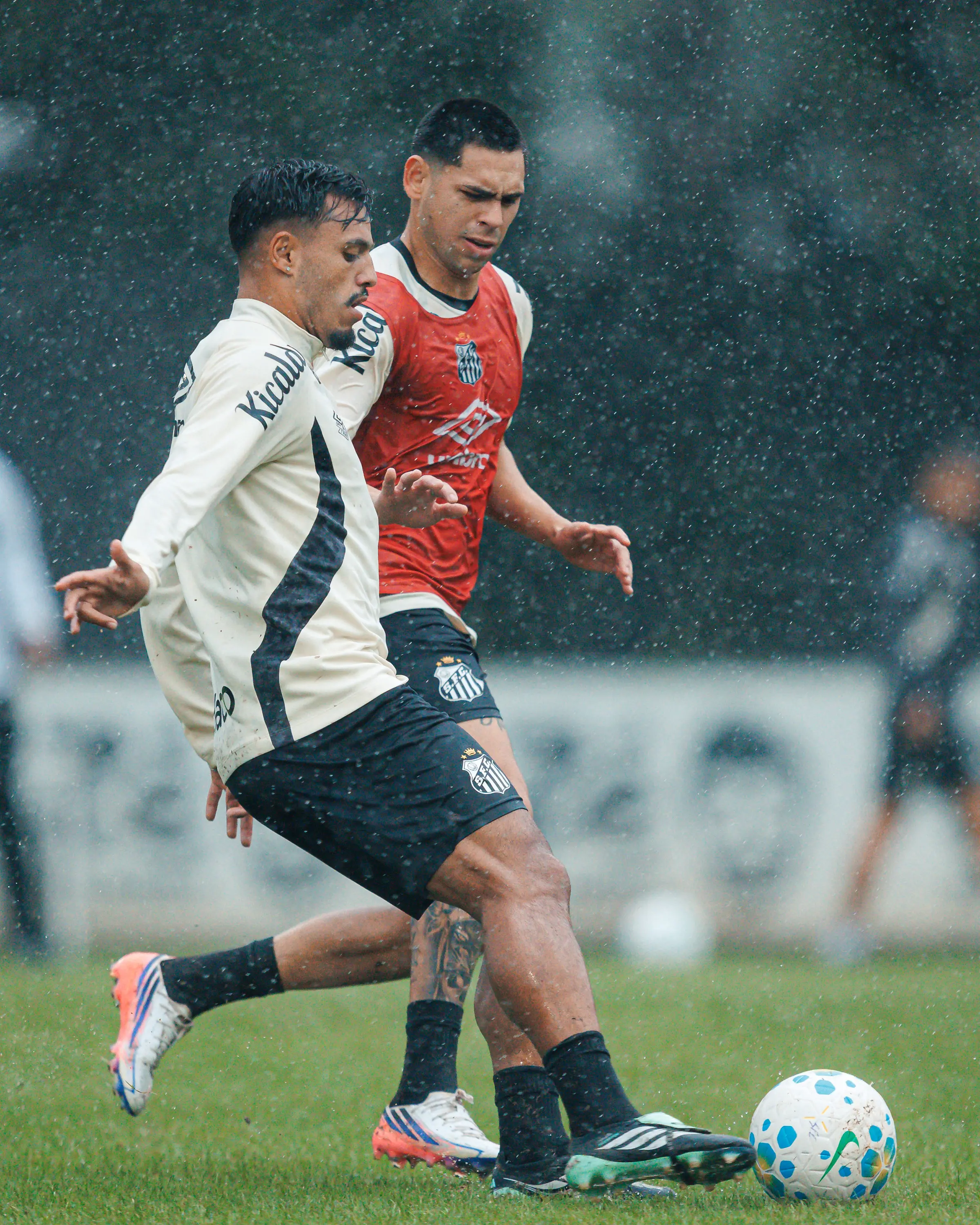 Santos treina sob forte chuva e segue preparação para enfrentar o Palmeiras