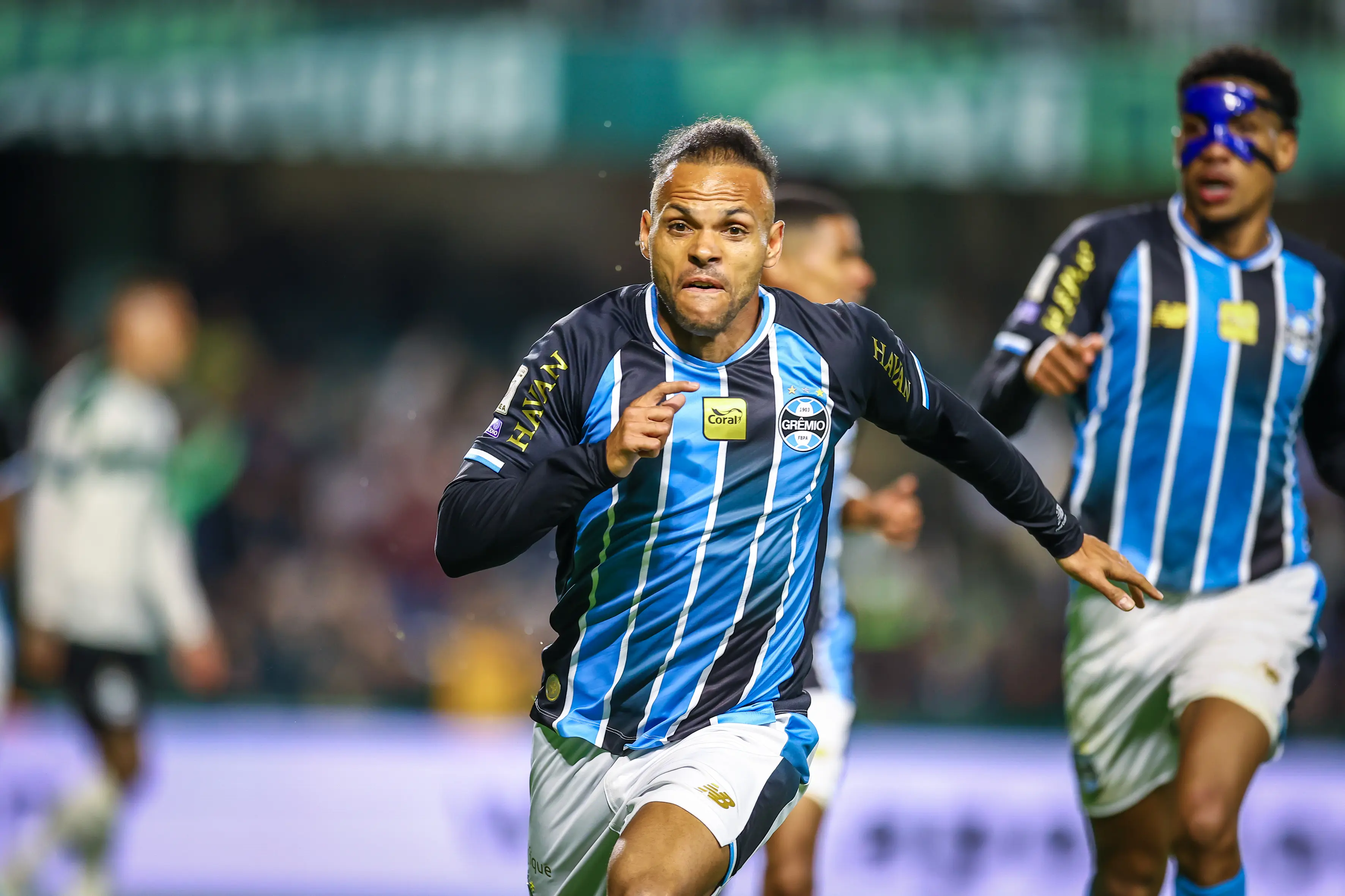 Braithwaite comemora vitória do Grêmio e convoca torcida: “É quinta-feira”