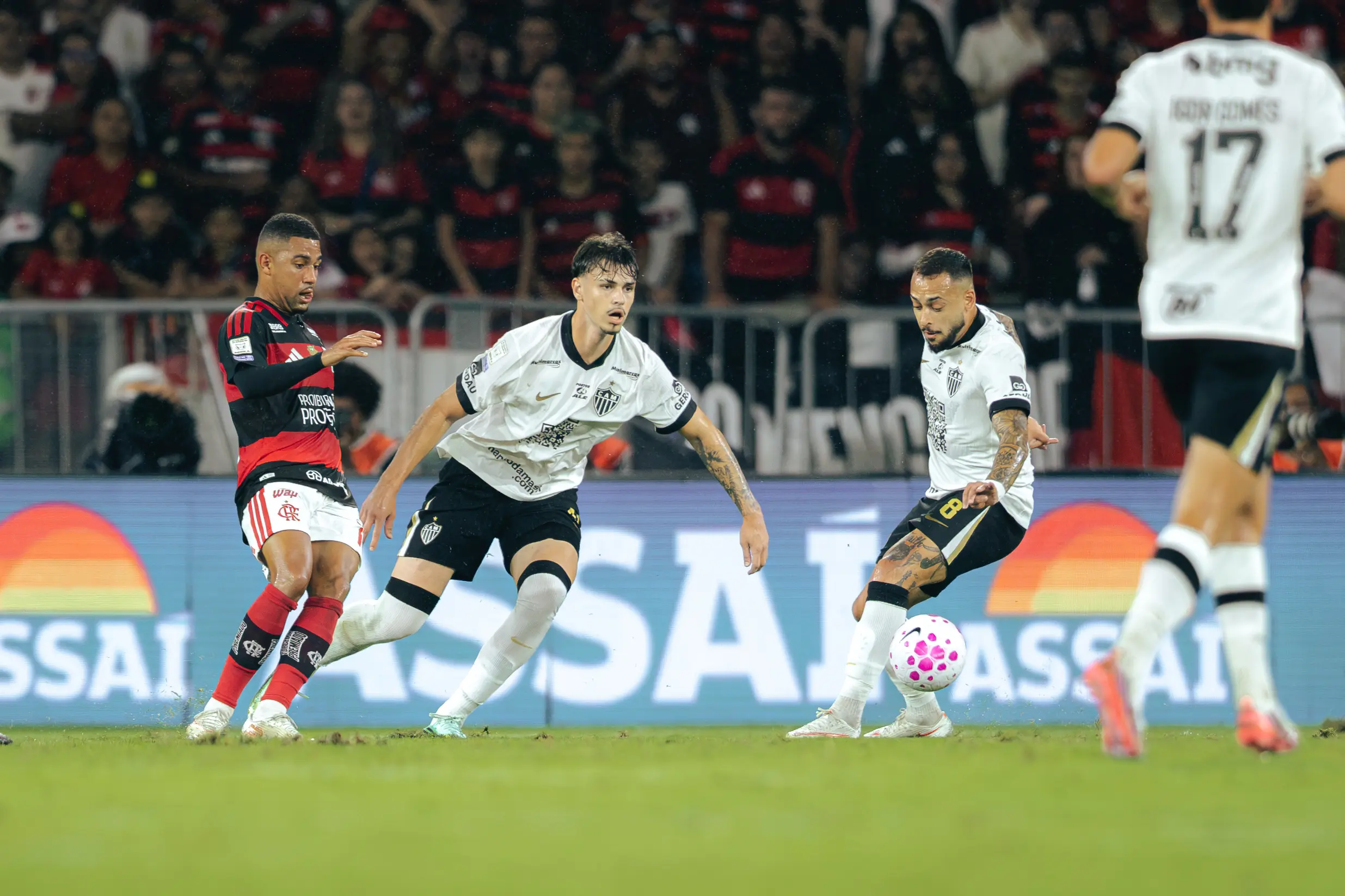 Flamengo bate Atlético-MG com gol no fim e tira Palmeiras da liderança