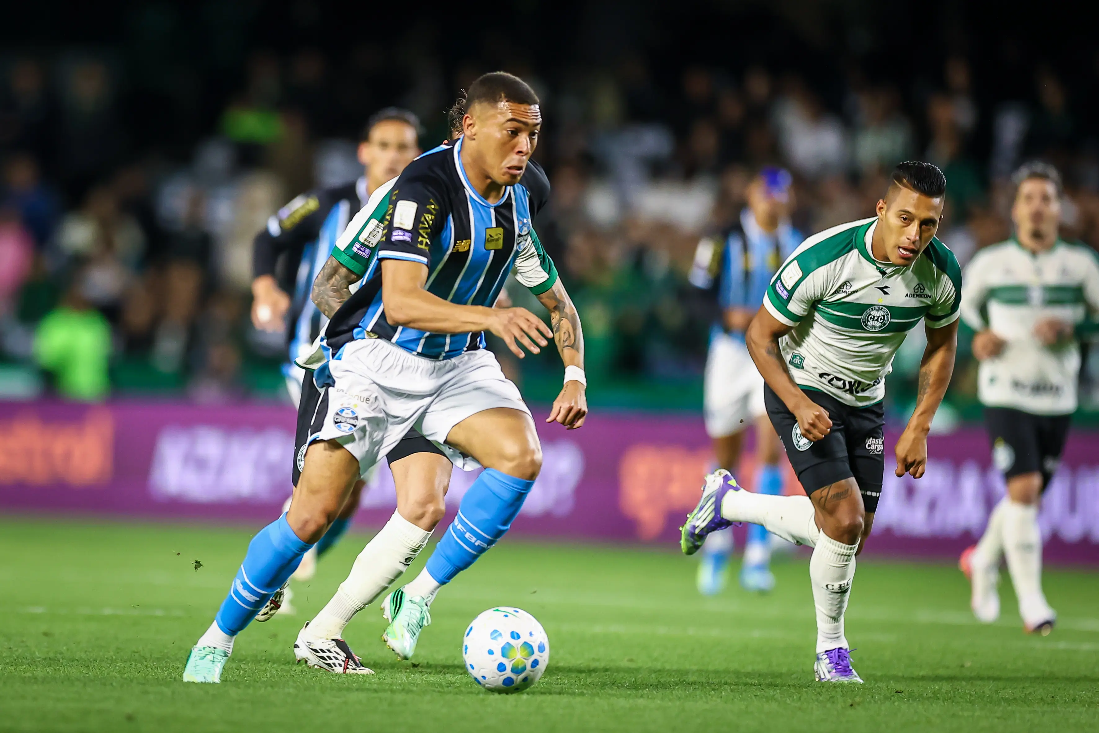 Grêmio bate Coritiba com gol nos acréscimos e afunda o Corinthians no Z4