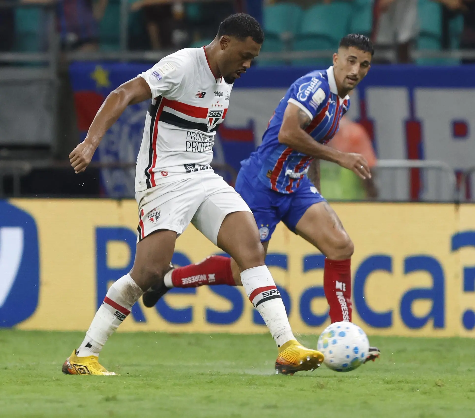 Sabino leva terceiro amarelo e desfalca o São Paulo no clássico contra o Corinthians