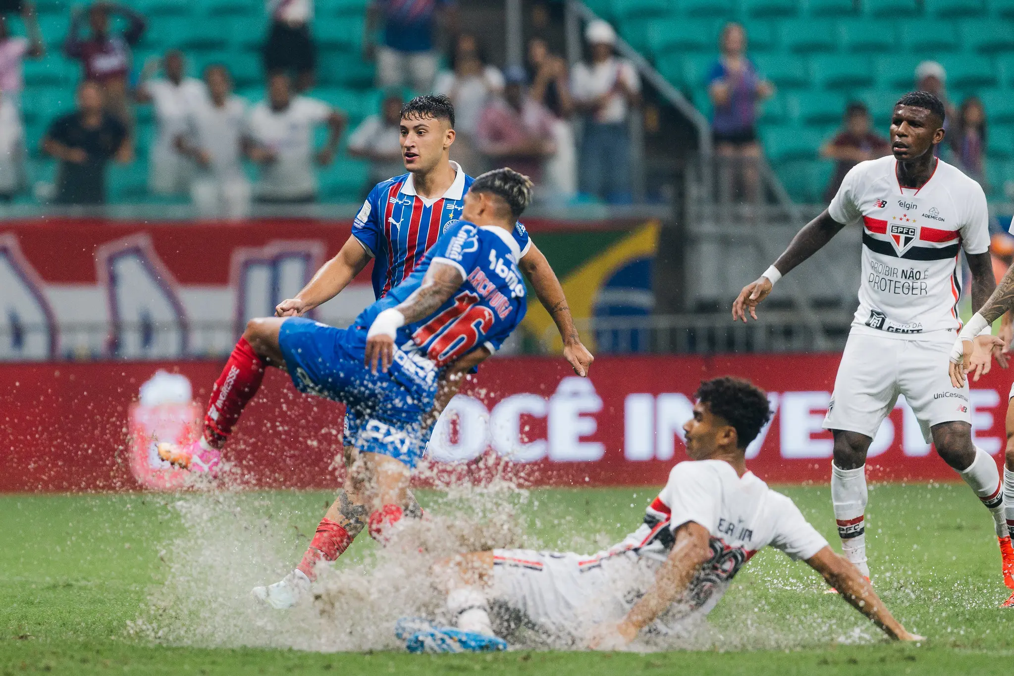 Galeria de imagens registra confronto entre Bahia e São Paulo pelo Brasileirão​‌​
