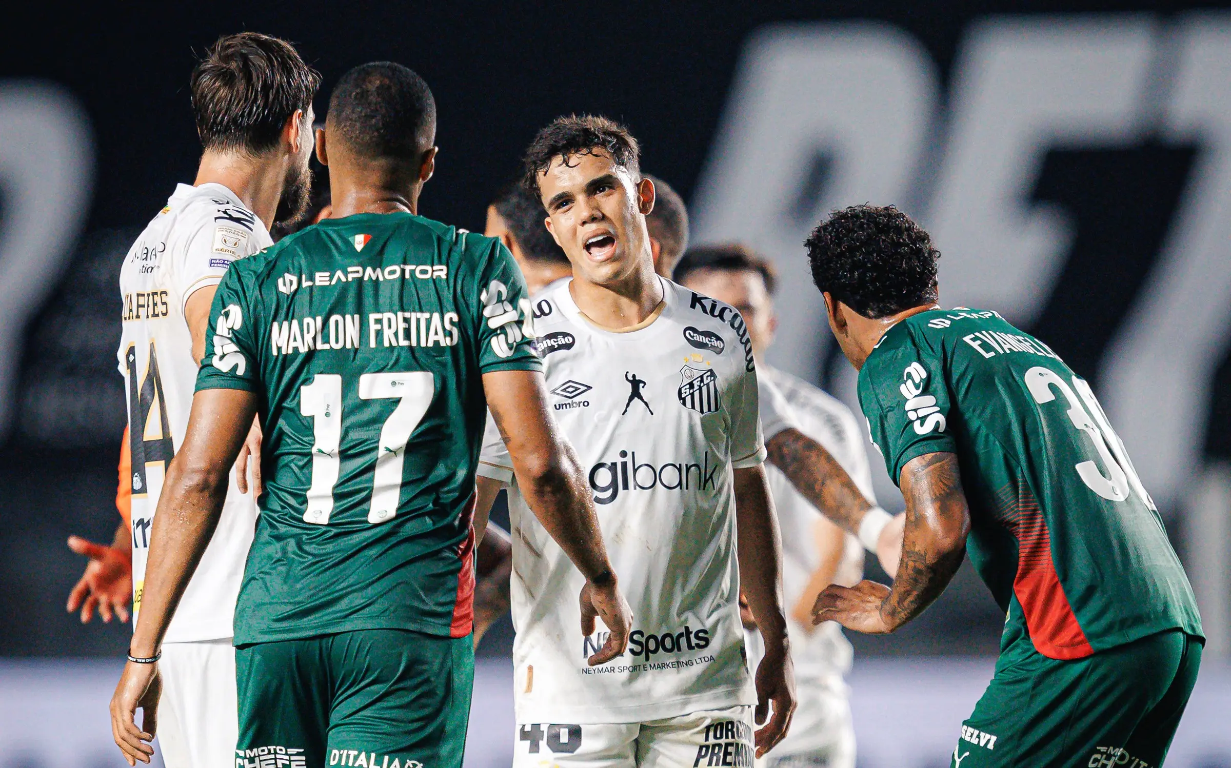 Gustavo Henrique em ação durante Santos x Palmeiras, na Vila Belmiro, pelo Brasileirão. 