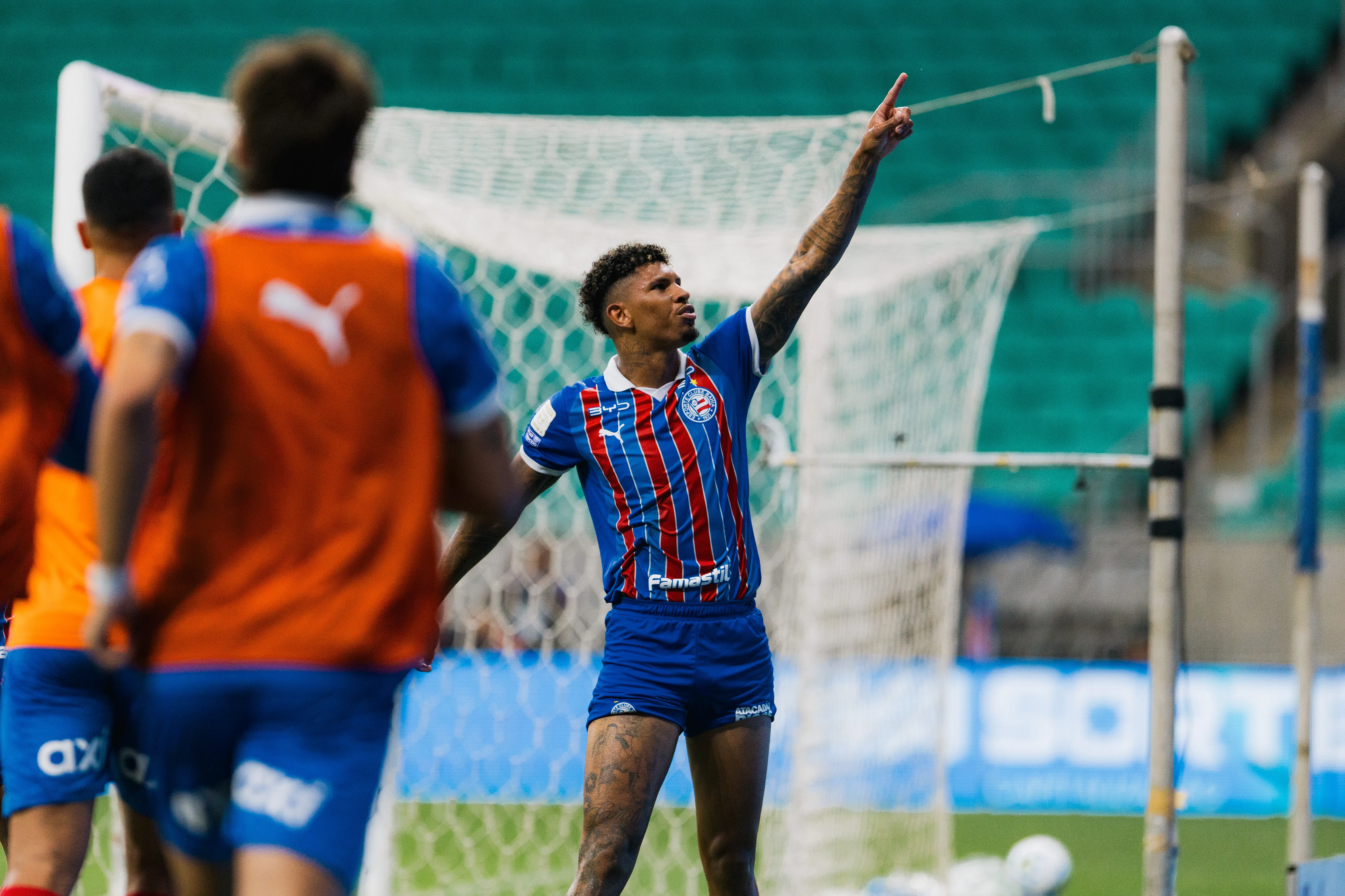 Marcos Victor celebra gol do triunfo do Bahia e pede desculpas por foto com Neymar
