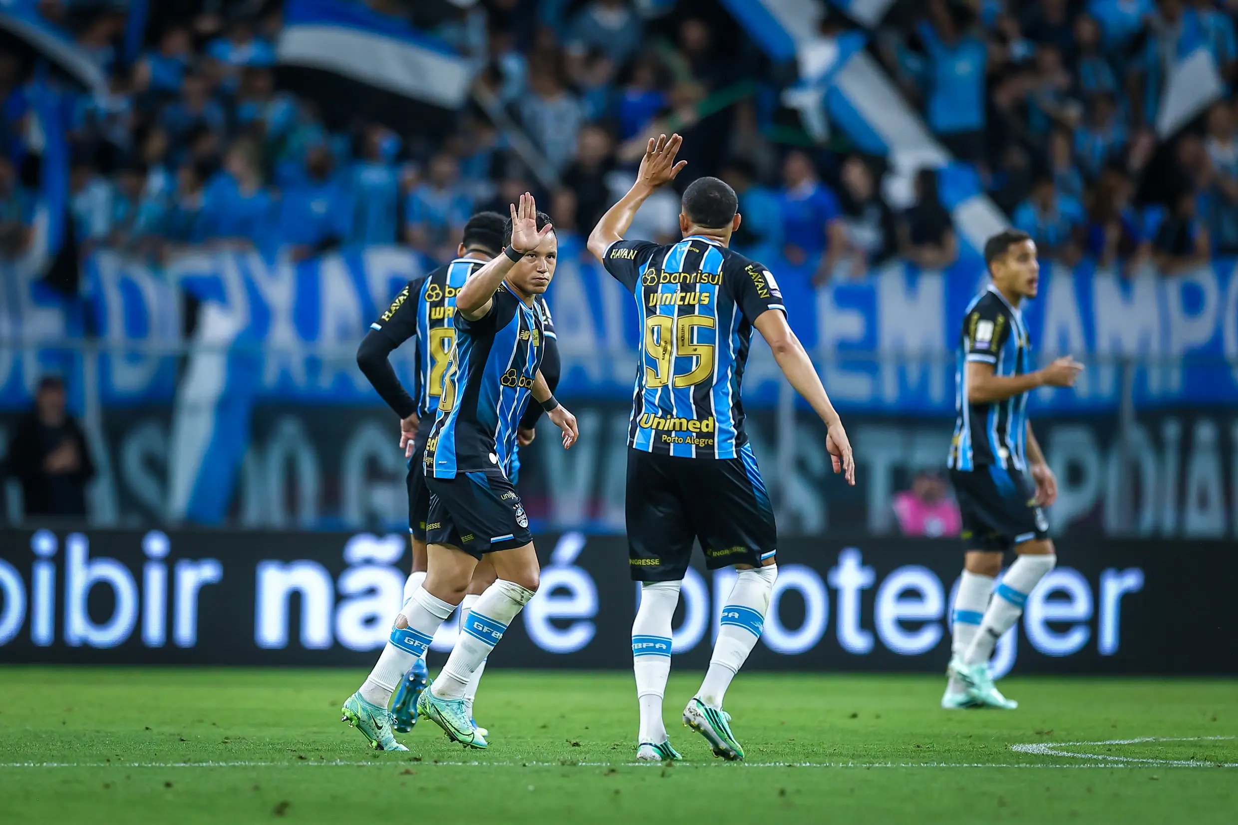 Grêmio vence Athletico-PR, põe Inter no Z4 e complica o Corinthians