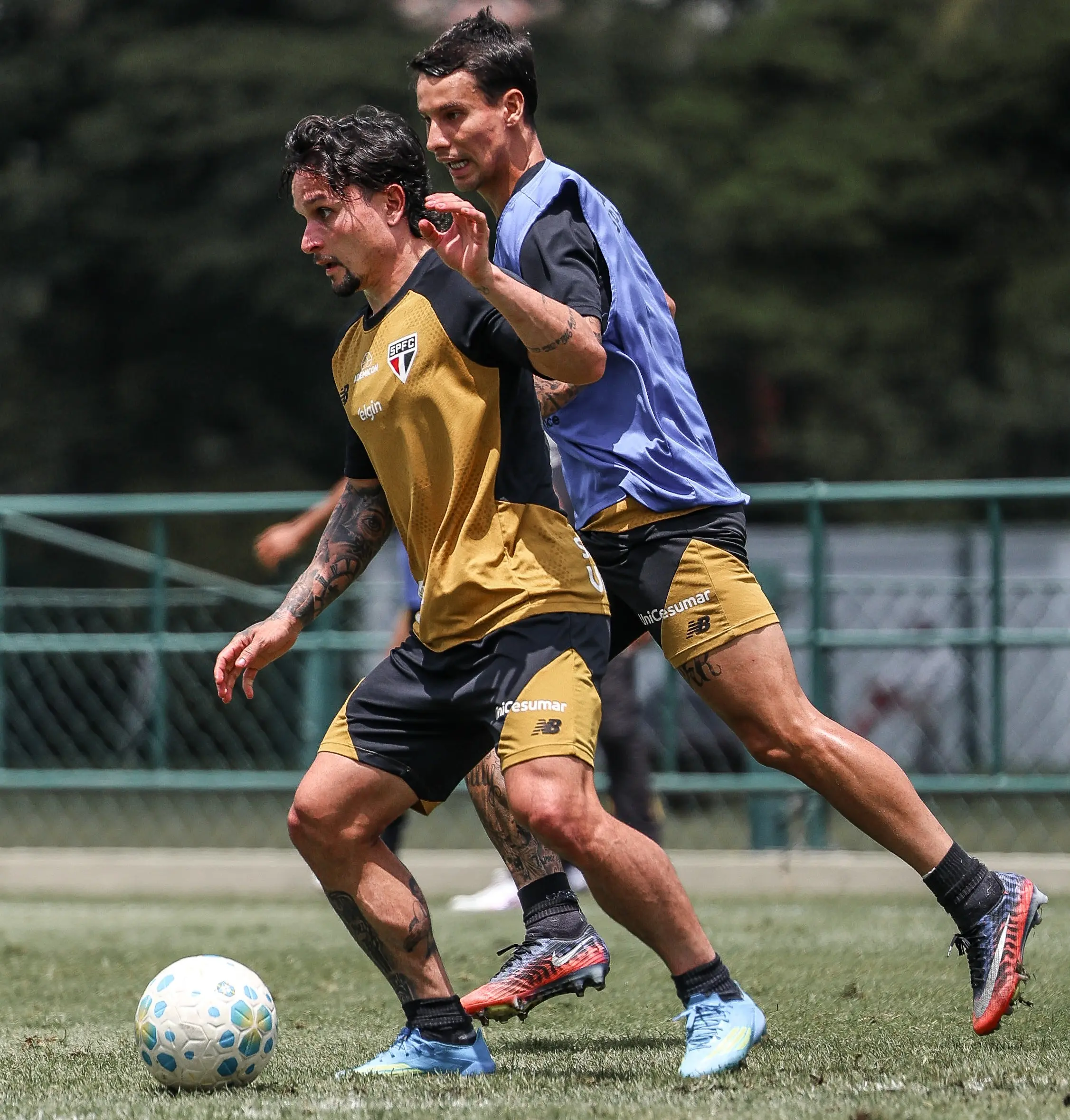 Treino do São Paulo: Marcos Antônio fica na parte interna, e dupla trabalha com elenco