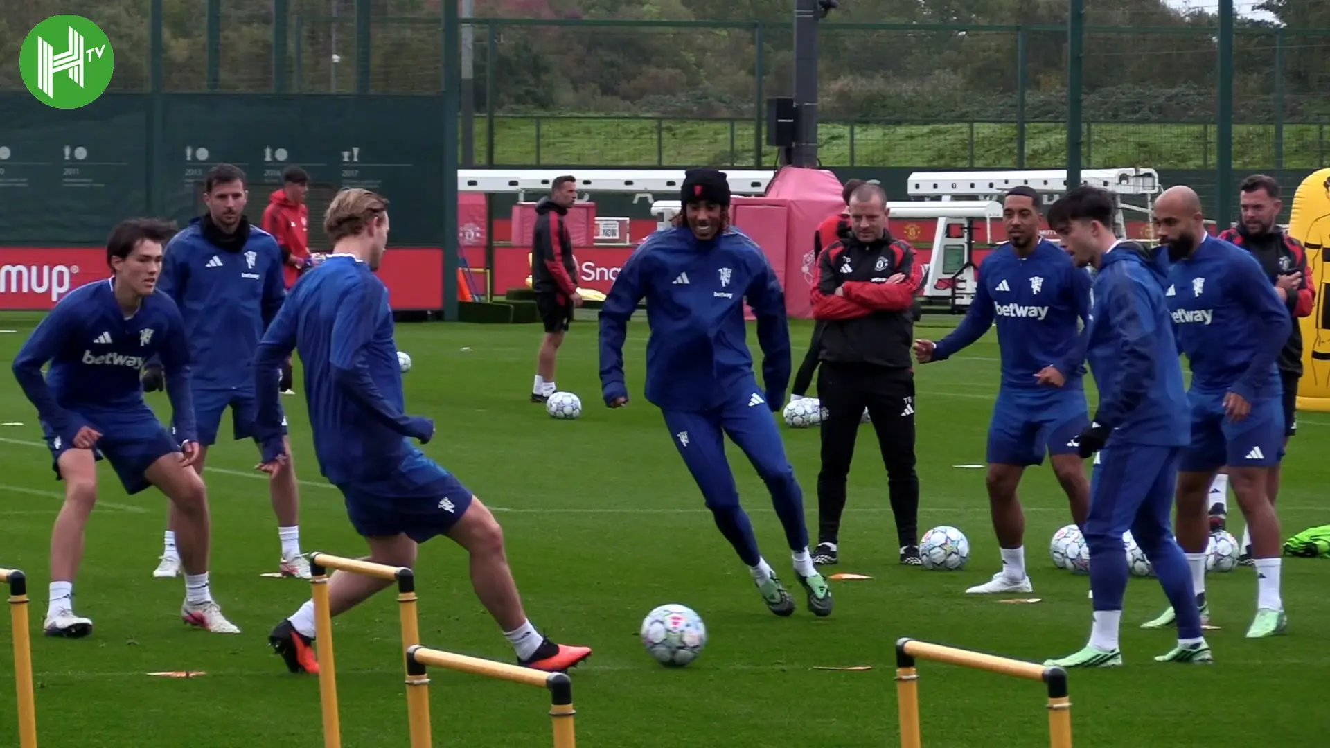 Mbeumo assusta com grito de dor em treino do Manchester United