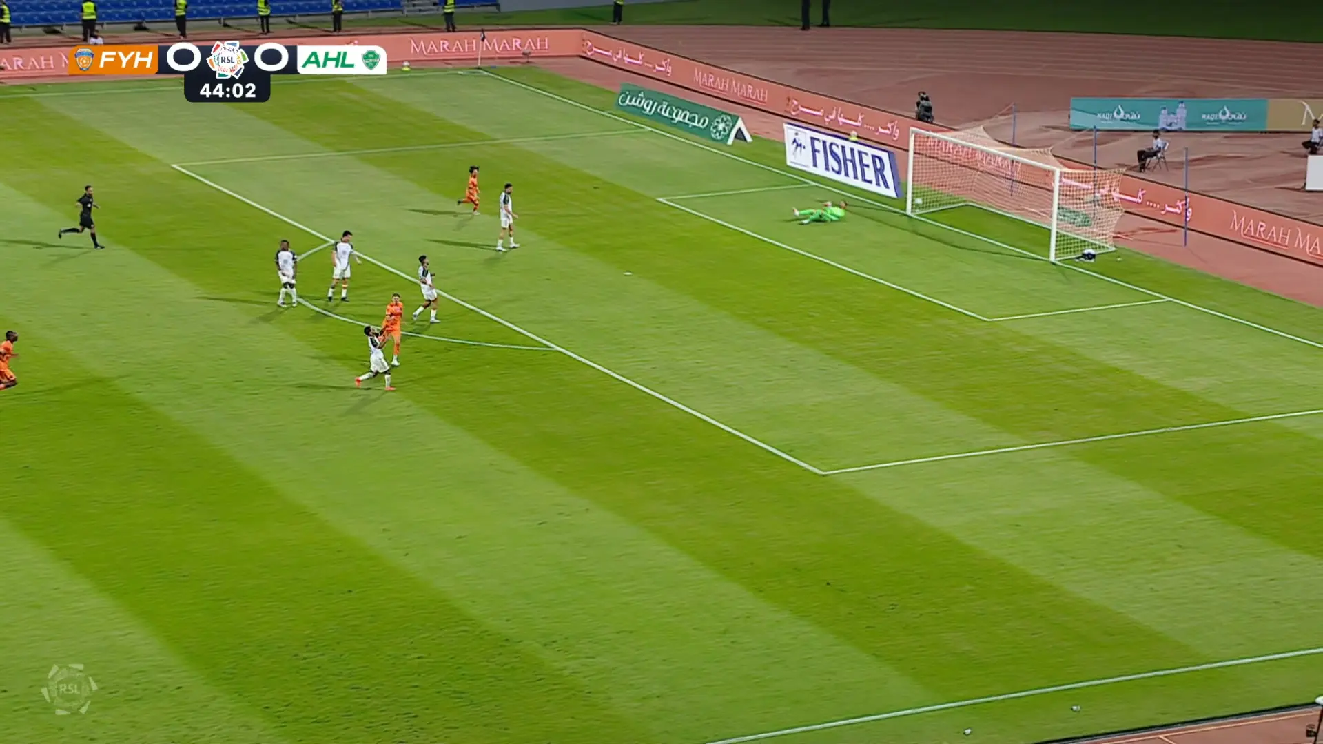 O brasileiro Hugo Moura solta a bomba de fora da área e faz golaço contra o Al-Ahli pelo Saudita