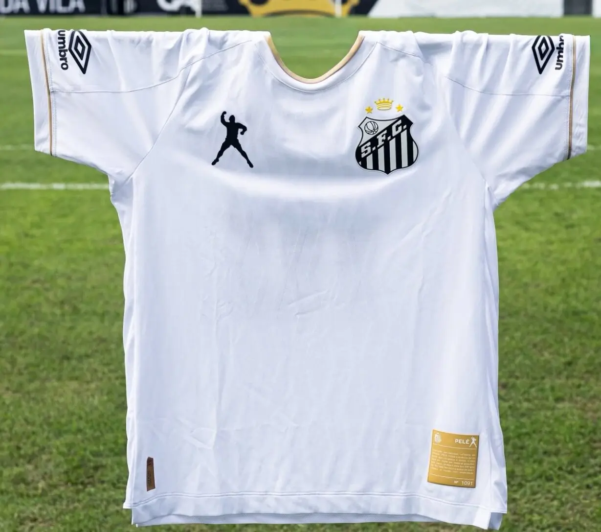 Santos lança camisa especial em homenagem a Pelé com edição limitada