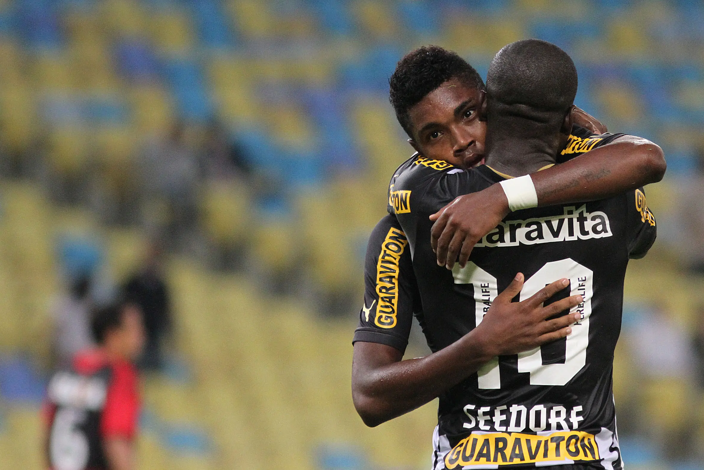 Vitinho reencontra “pai” Seedorf e busca recuperar espaço no Corinthians