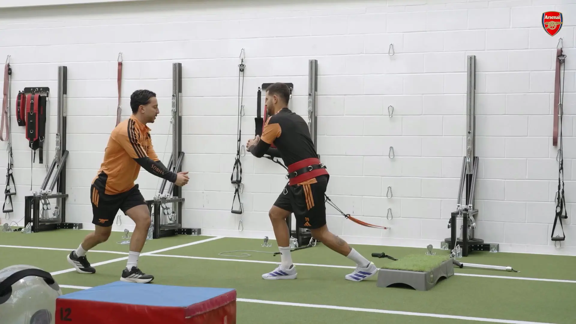 Odegaard, Saka e Gyökeres regressam aos treinos do Arsenal