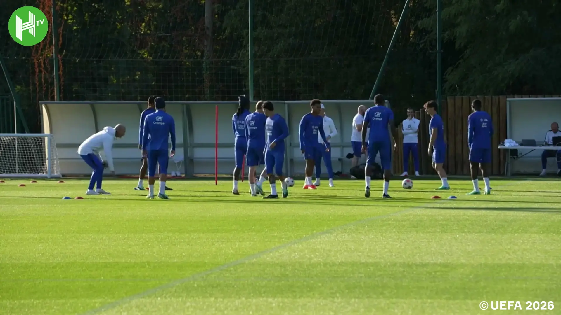 Zidane participa do rondo com os jogadores da França antes do duelo com a Bélgica