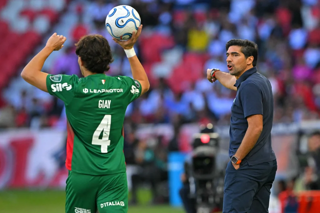 Conmebol mantém suspensão de Abel para semi da Libertadores e multa treinador do Palmeiras
