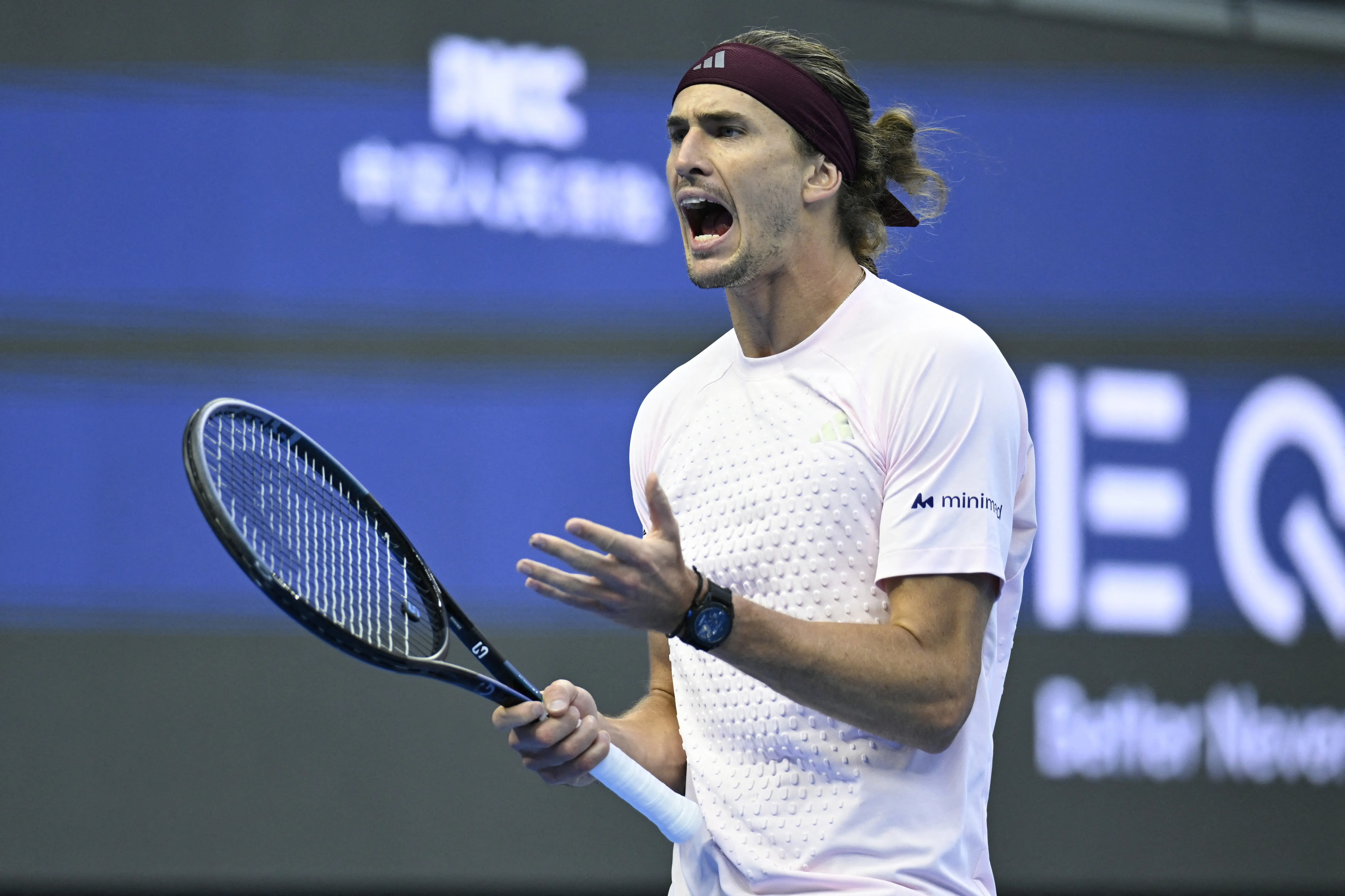 Zverev vence e vai enfrentar Djokovic nas quartas de final do ATP 500 de Pequim
