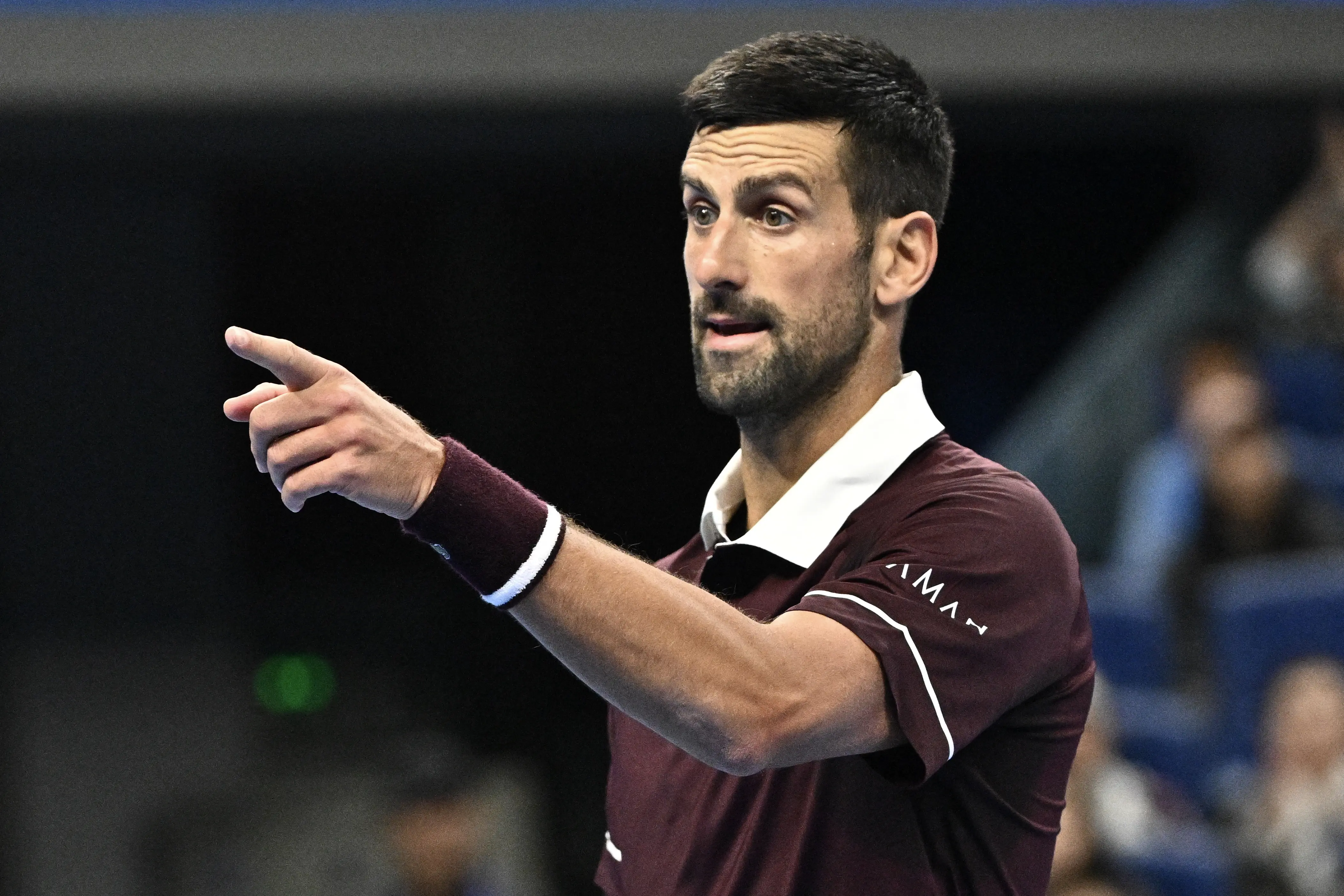 Djokovic sofre, mas avança no ATP 500 de Pequim e espera Zverev nas quartas de final