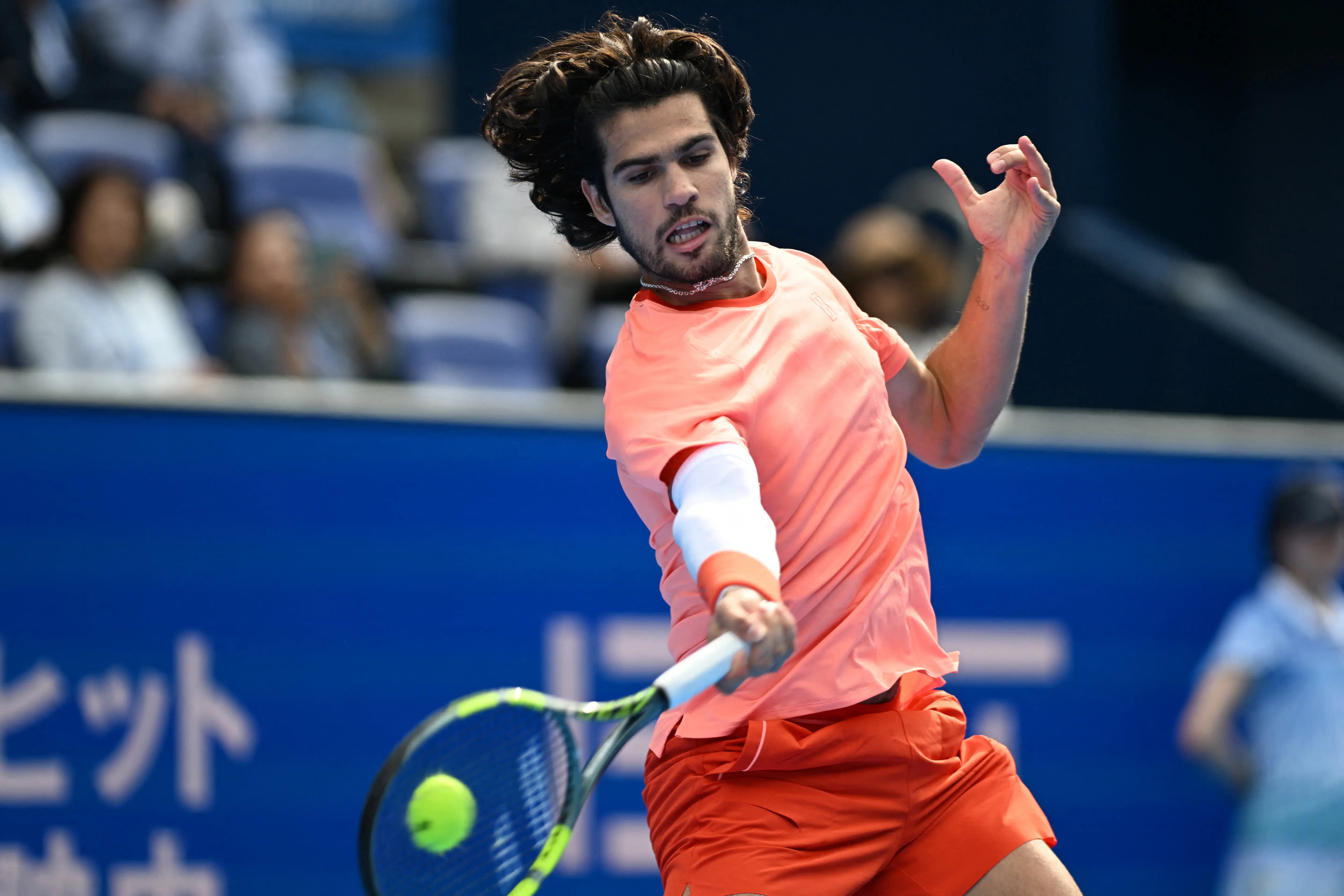 Alcaraz salva quatro set points, vence Arnaldi e avança às quartas do ATP 500 de Tóquio
