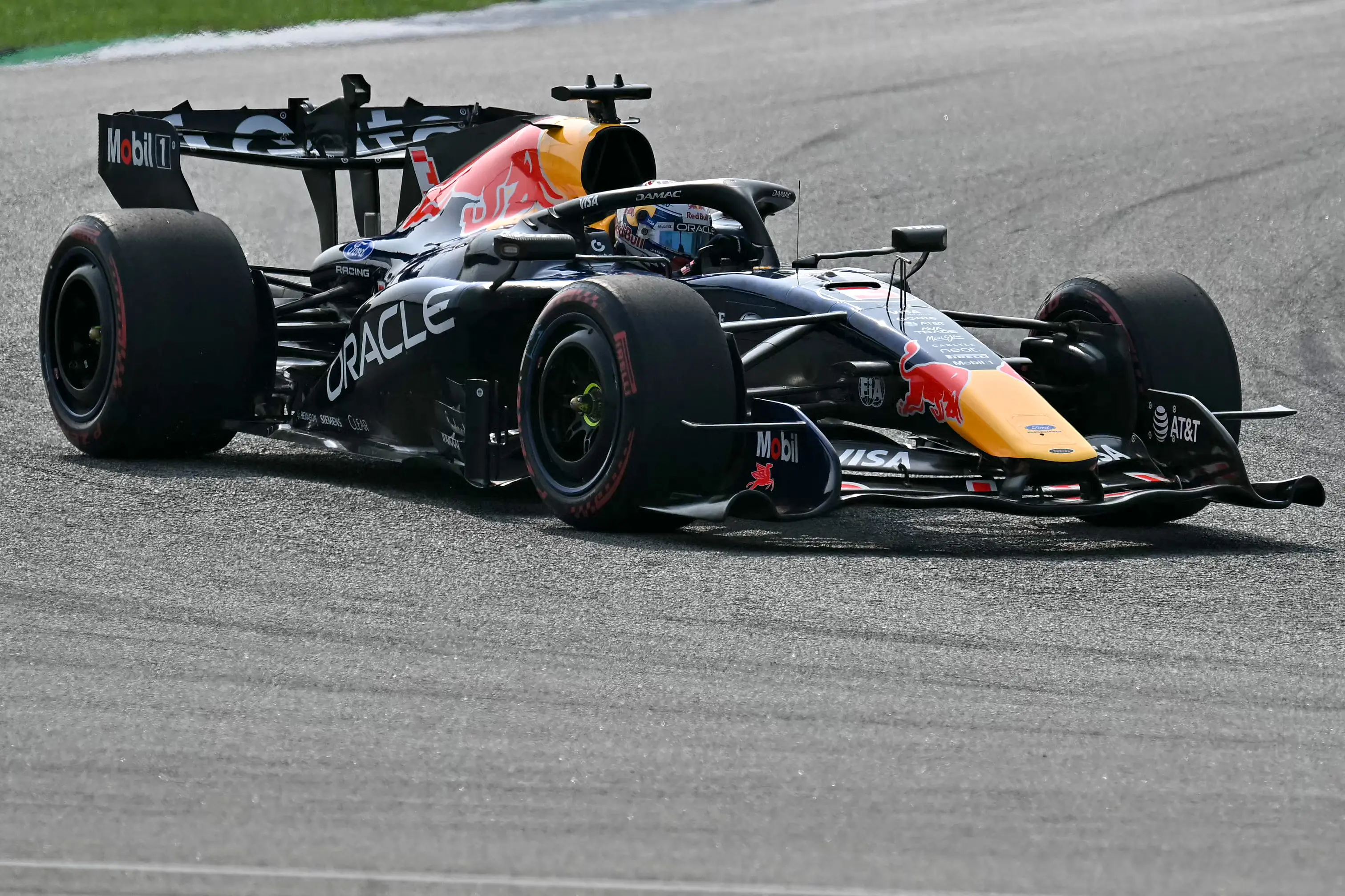 Verstappen conquista primeira pole do ano no GP do Bahrein; Bortoleto larga em 10º