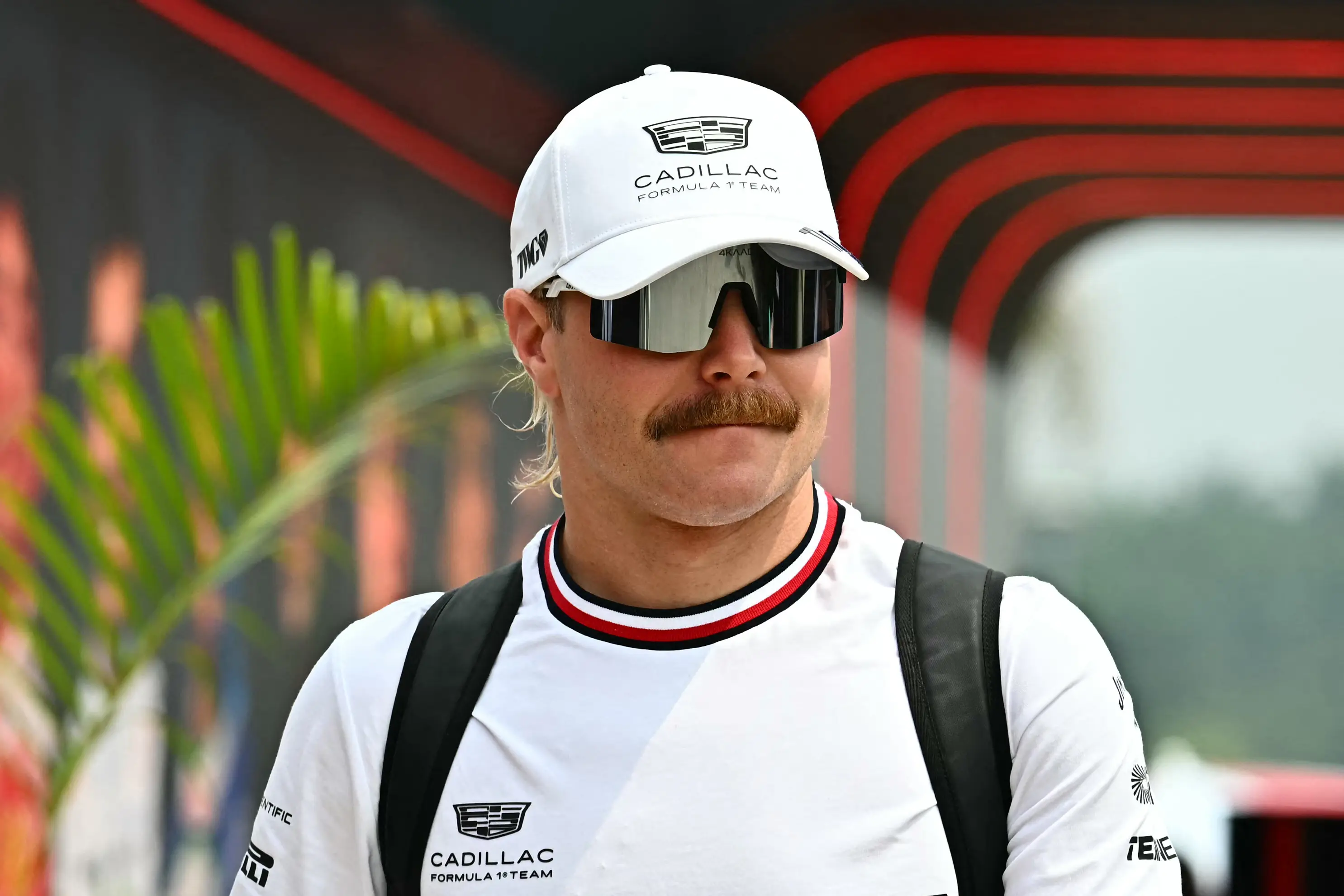 Piloto de F1 vai da Malásia a Singapura de bicicleta para próximo GP