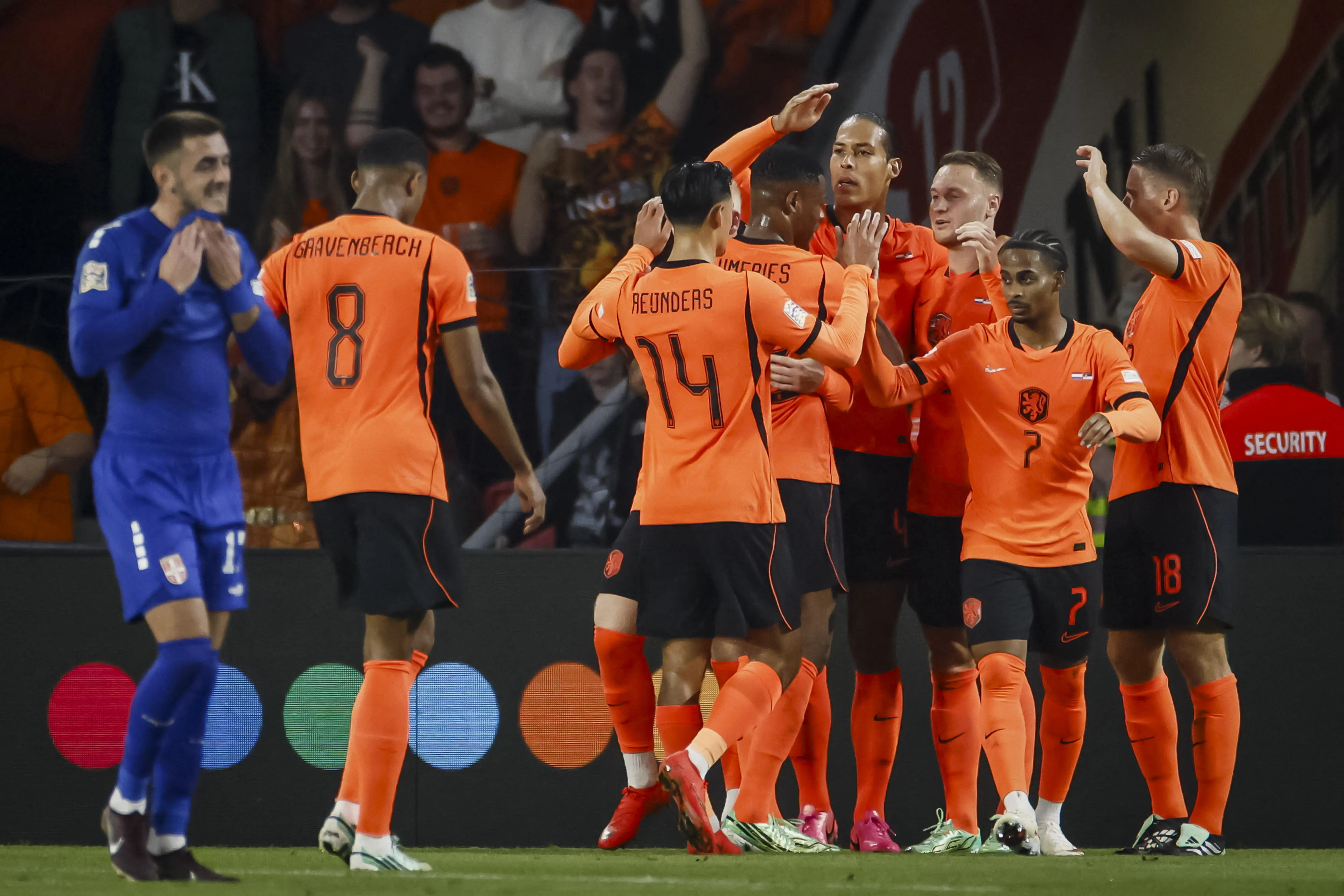 Holanda vence Sérvia e assume liderança de grupo da Liga das Nações