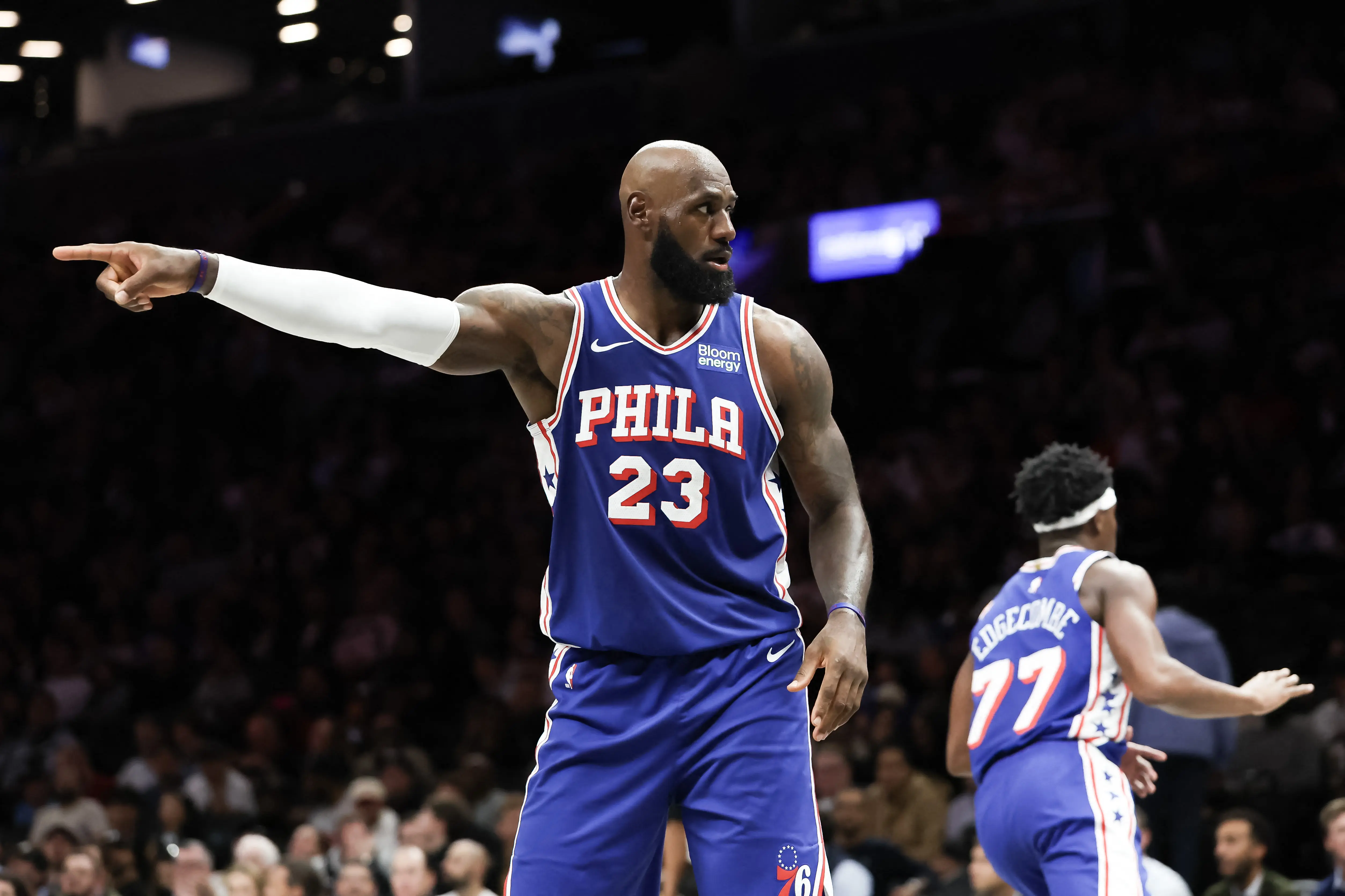 LeBron James brilha em estreia pelo Philadelphia 76ers na pré-temporada da NBA