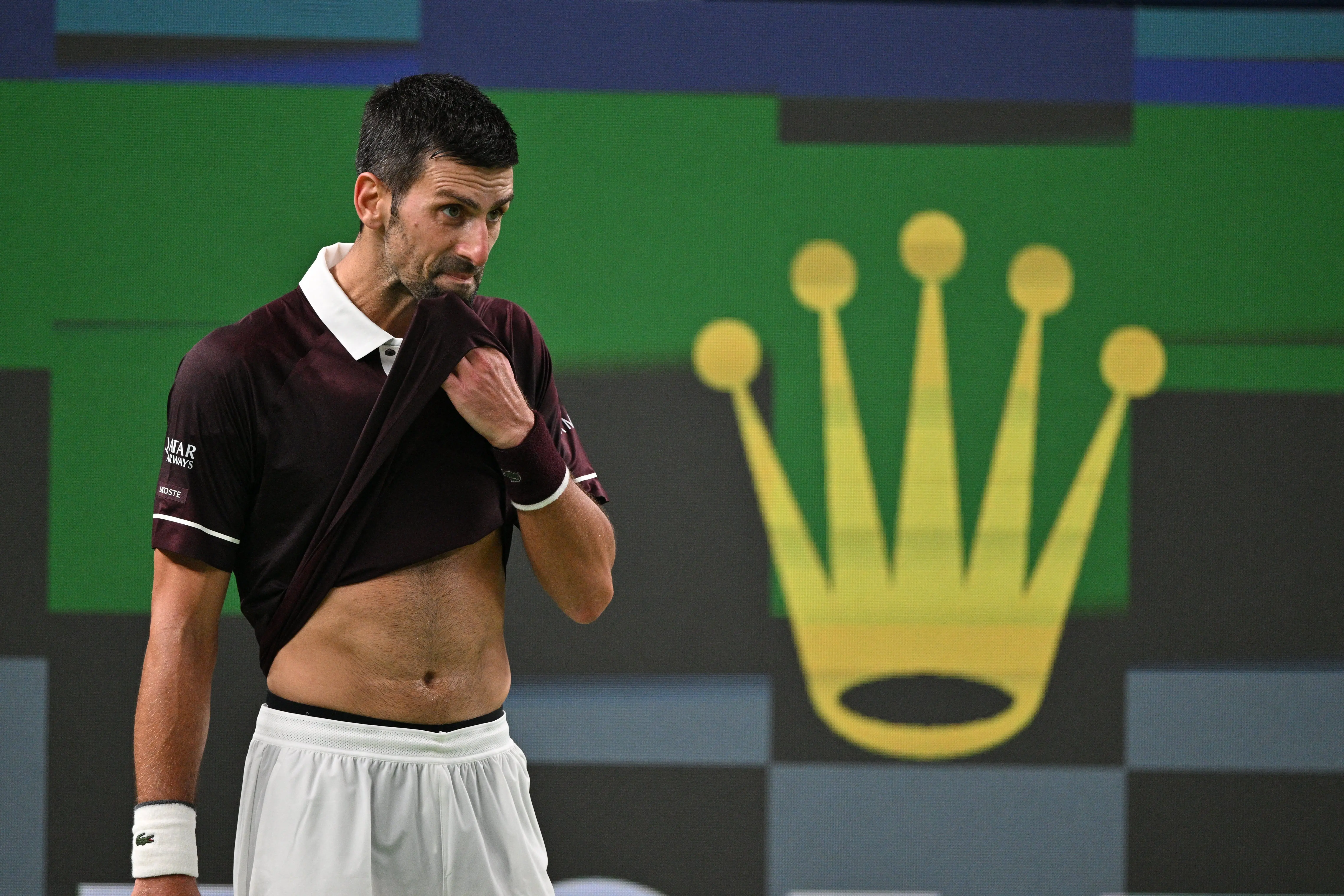Djokovic sente cansaço e é eliminado em sua estreia no Masters 1000 de Xangai