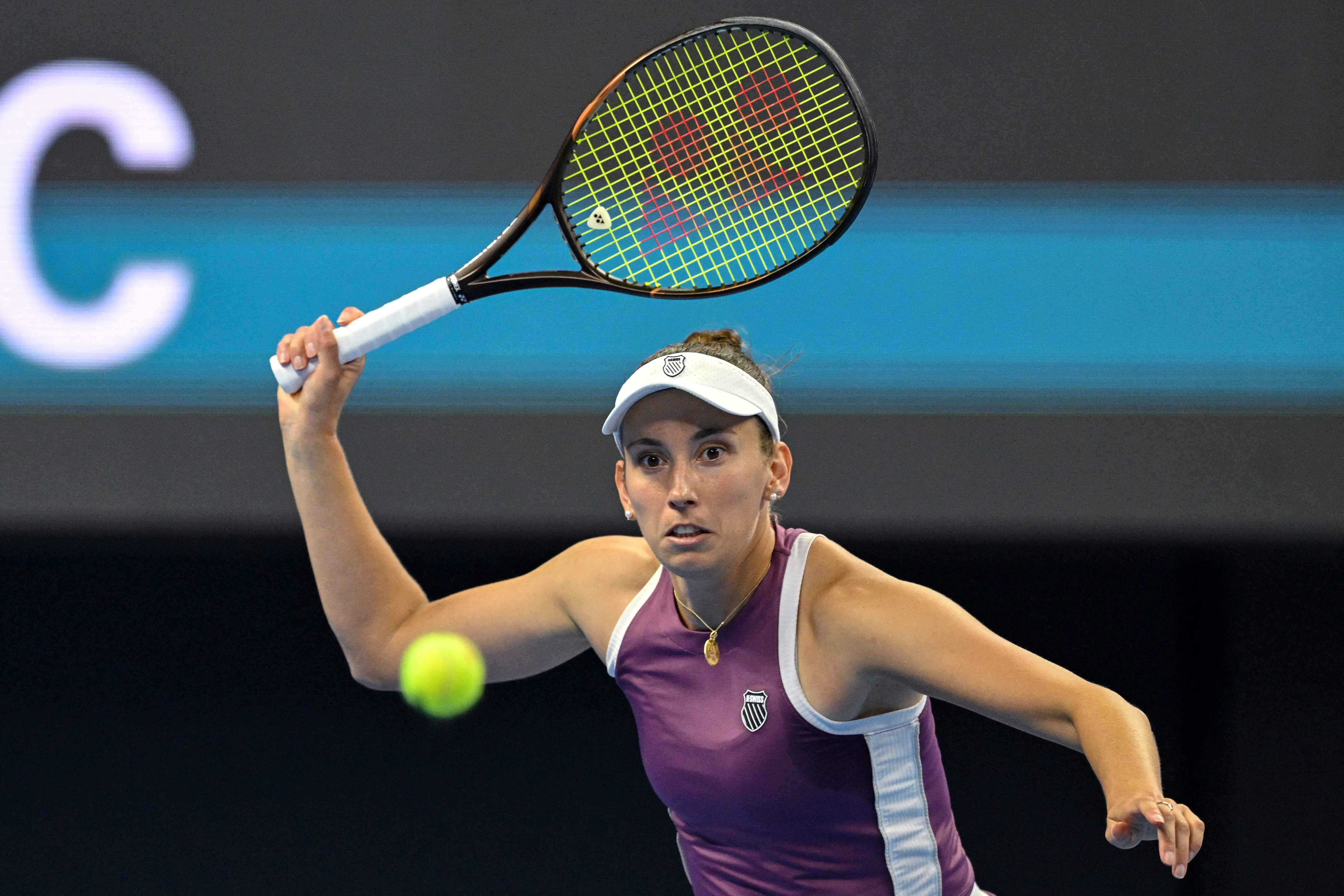 Qinwen e Mertens completam semifinais do WTA 1000 de Pequim