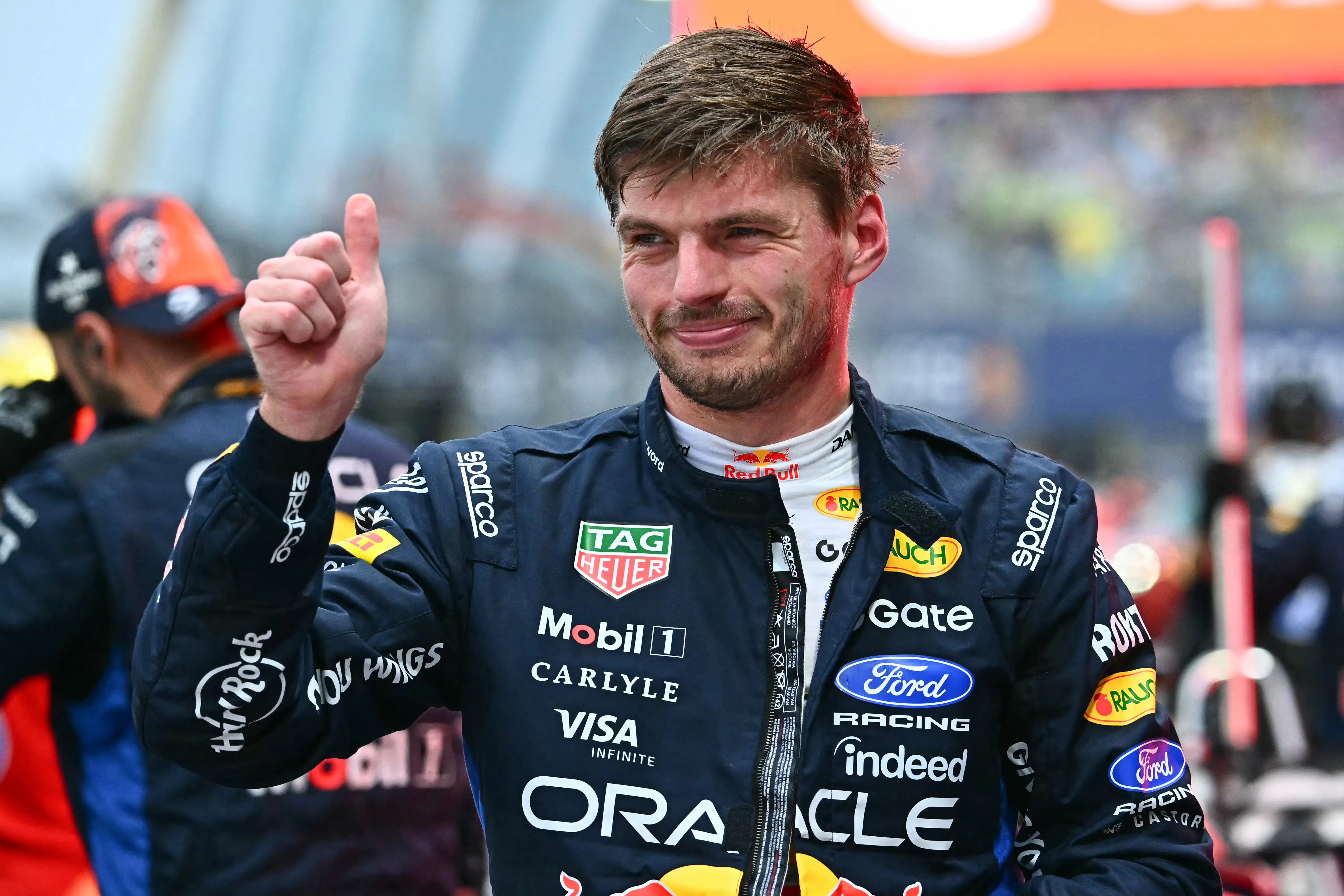 Verstappen vence sprint em Singapura após erro de Russell; Bortoleto abandona
