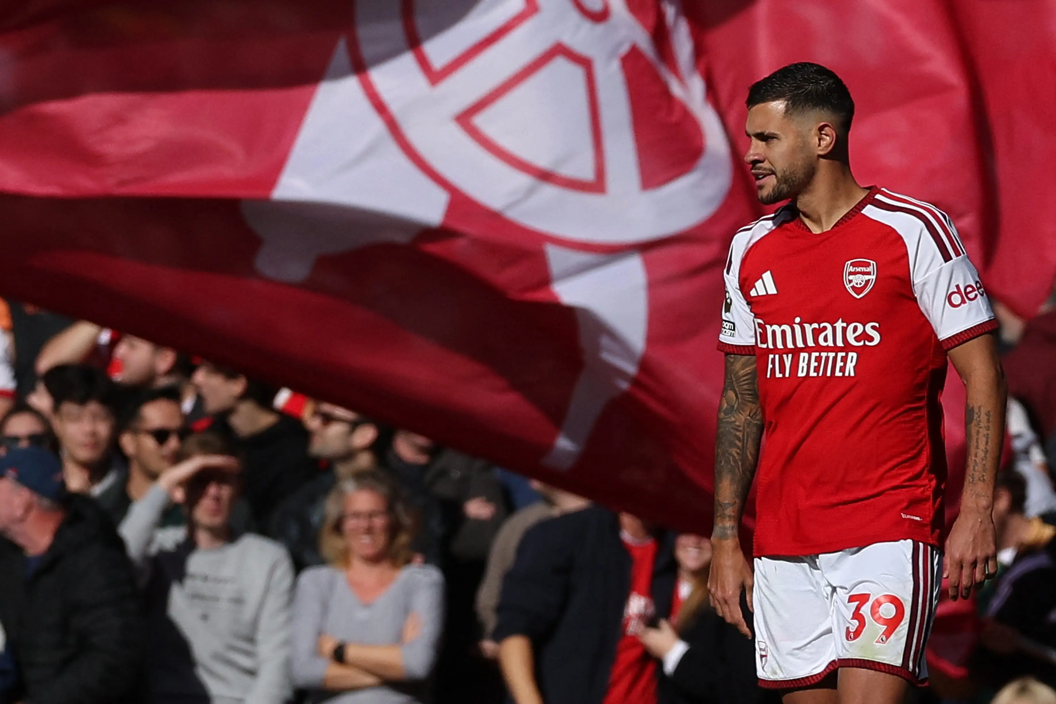 Com gol de Bruno Guimarães, Arsenal vira sobre o Leeds e volta a vencer no Inglês