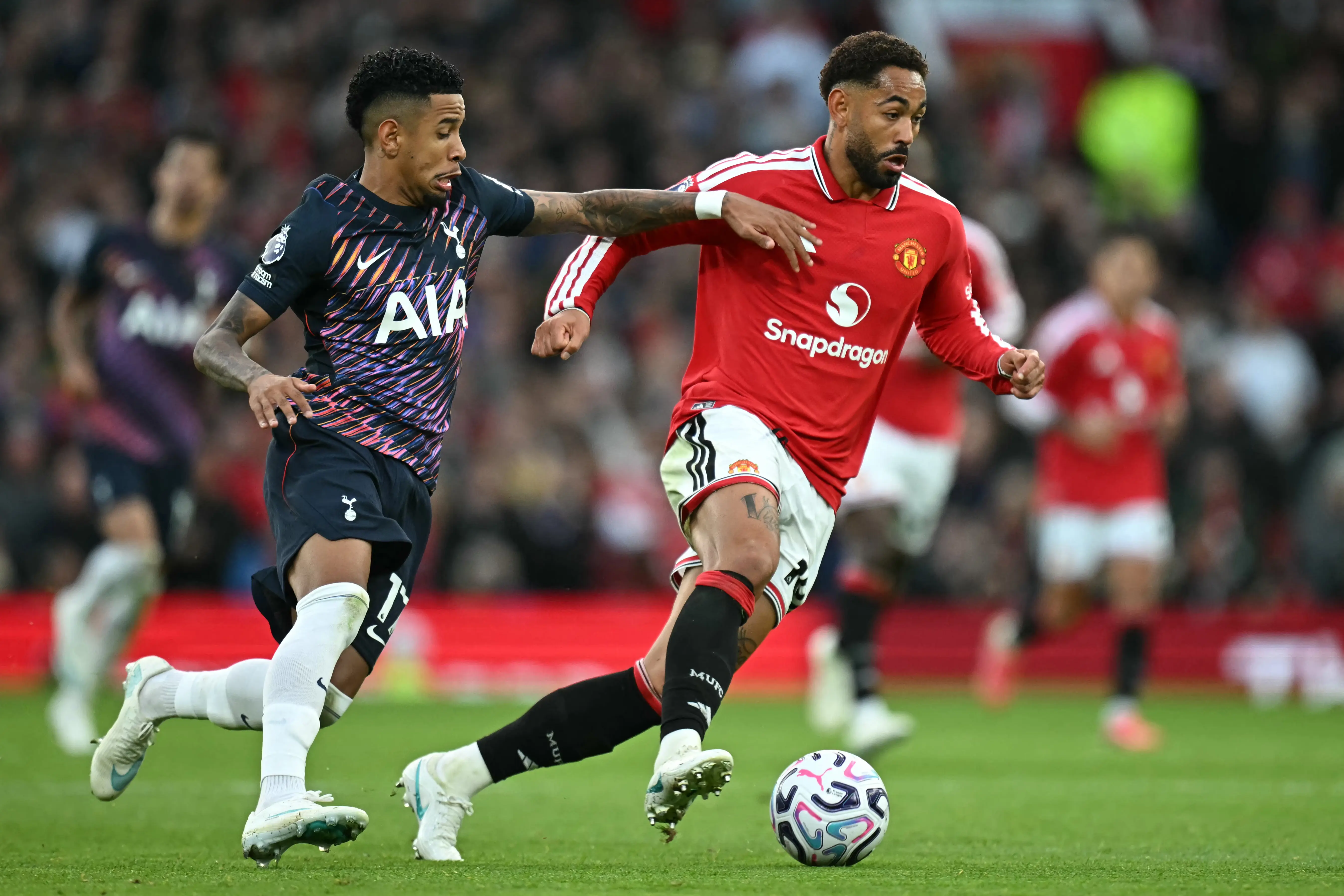 United cede empate ao Tottenham no fim e amarga quarto jogo sem vencer no Inglês