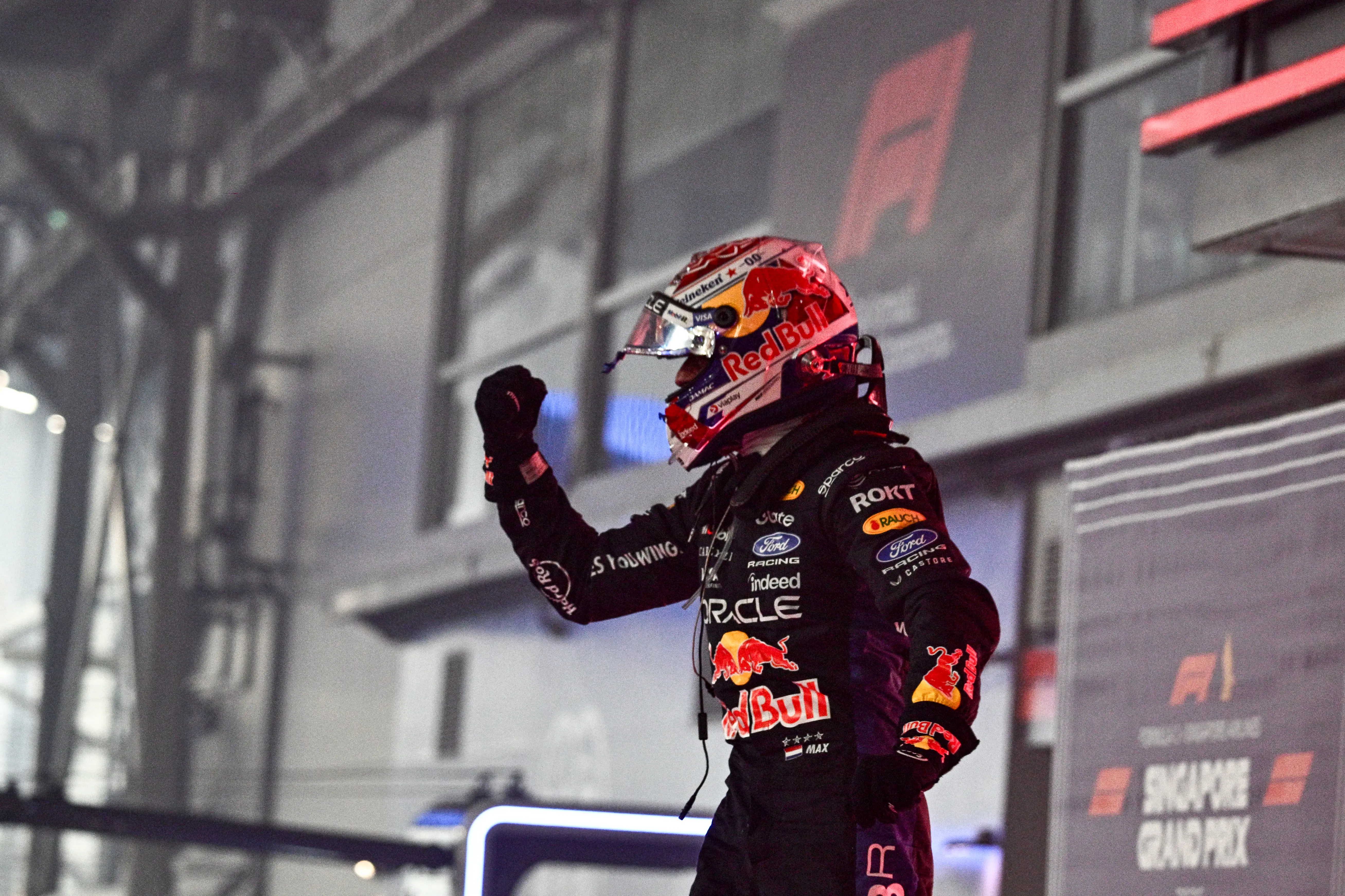 Max Verstappen domina o GP de Singapura; Bortoleto abandona corrida