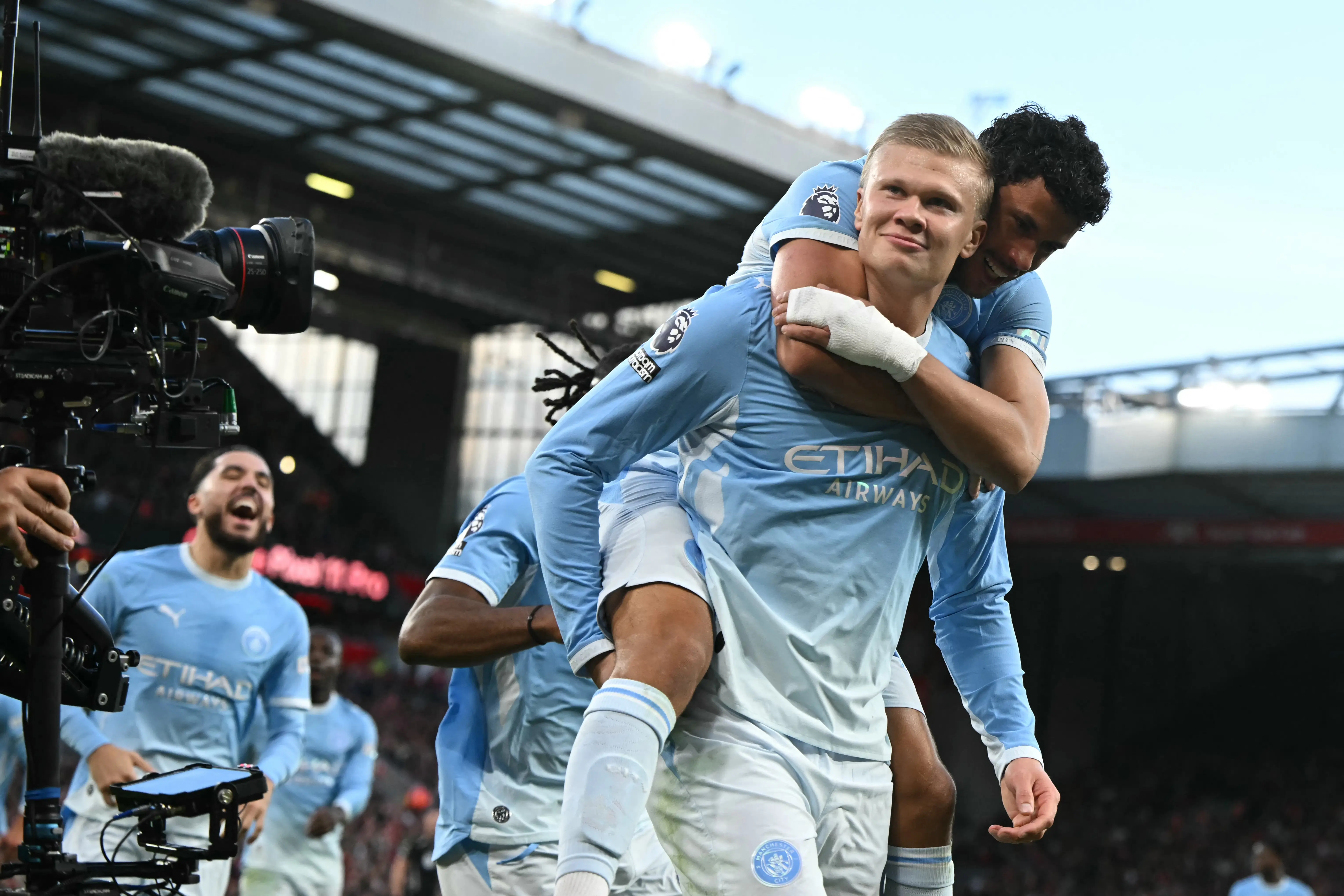 Manchester City vence Liverpool em Anfield e segue com 100% no Inglês