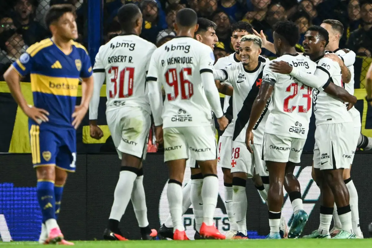 Com um a menos, Vasco vence Boca na Bombonera e fica a um empate da final